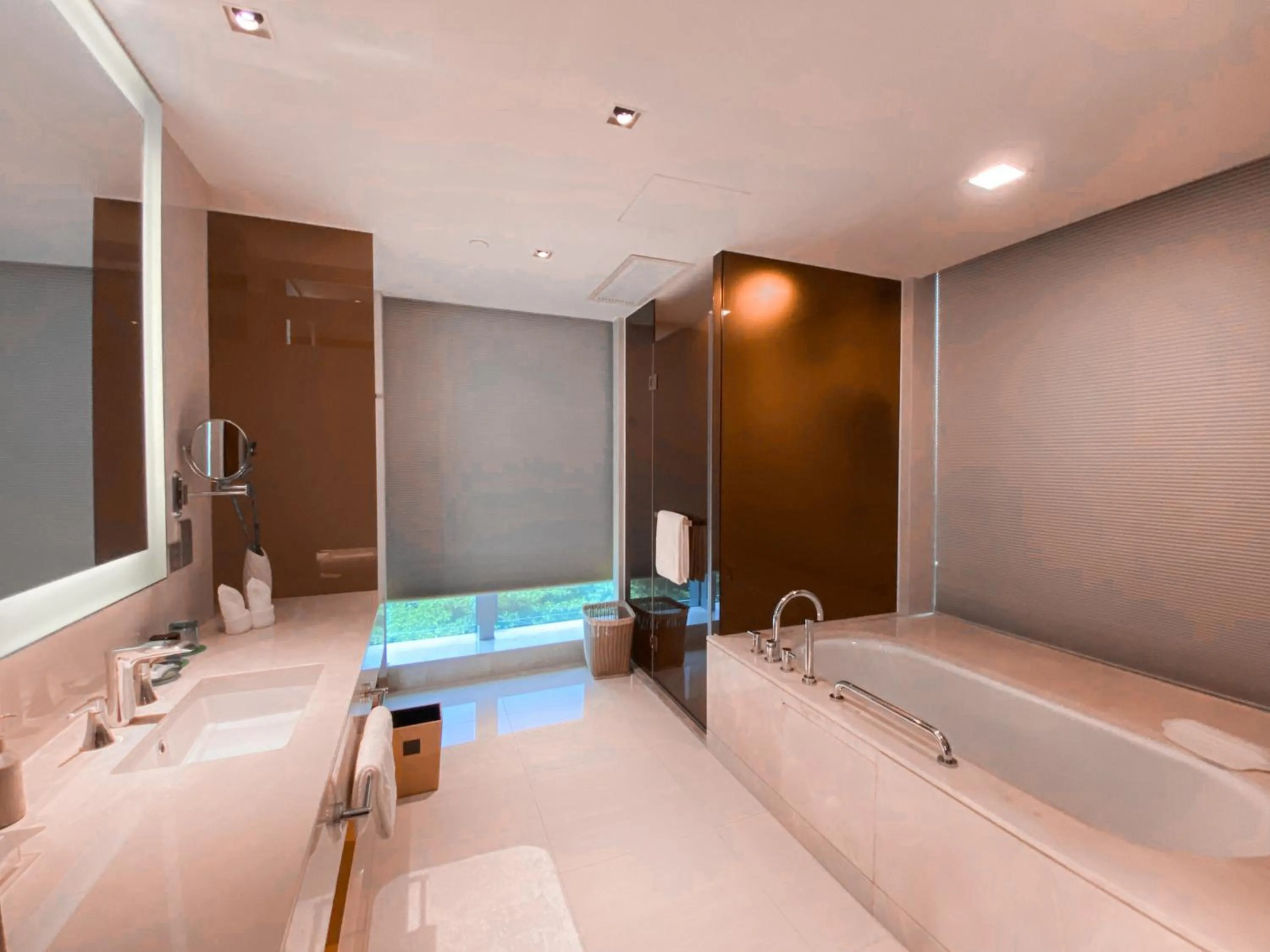 Bathroom in Junluxe Hotel Guangzhou Science City-Free Shuttle Bus Service to Guangzhou Canton Fair
