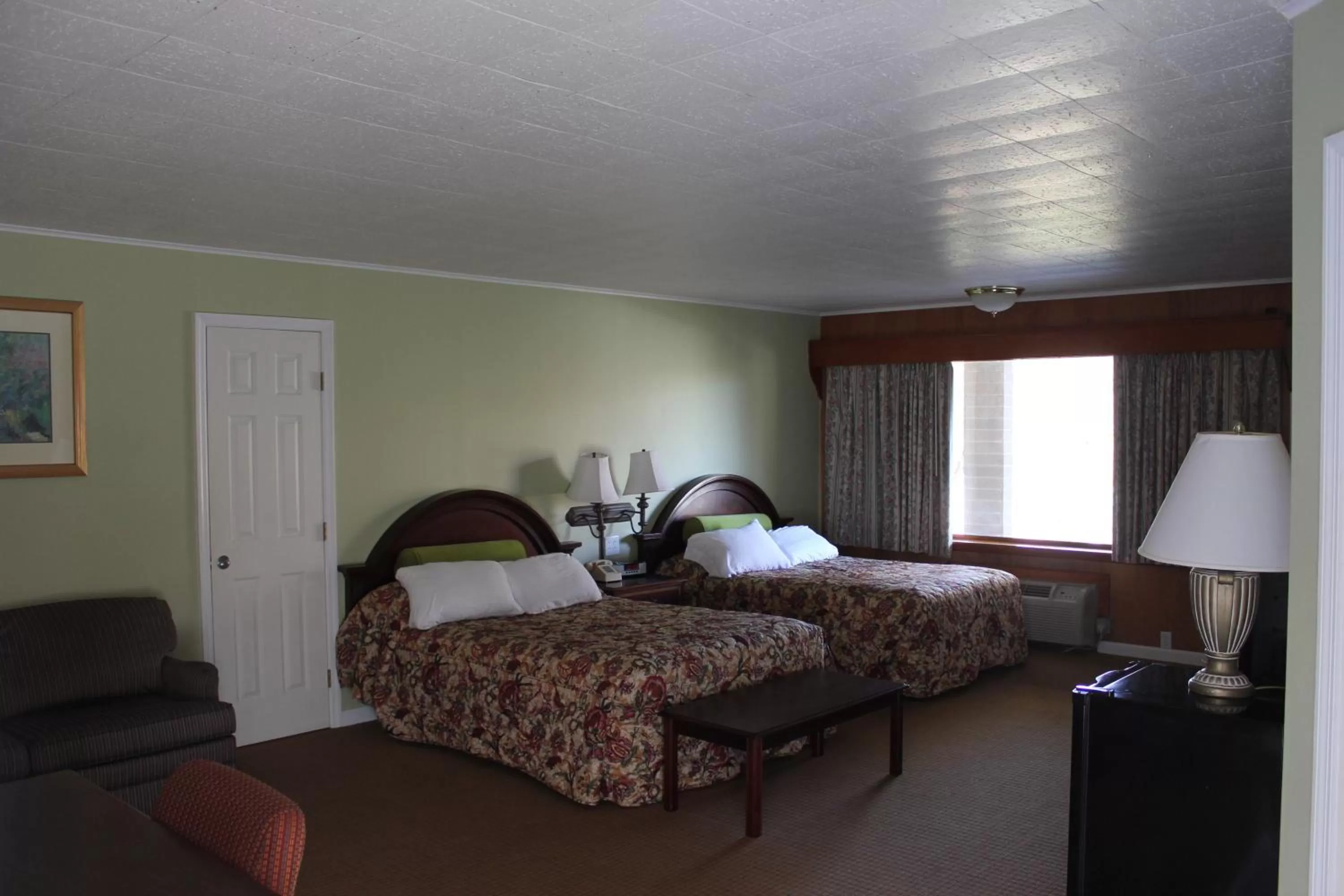 Photo of the whole room, Bed in Heidi's Inn