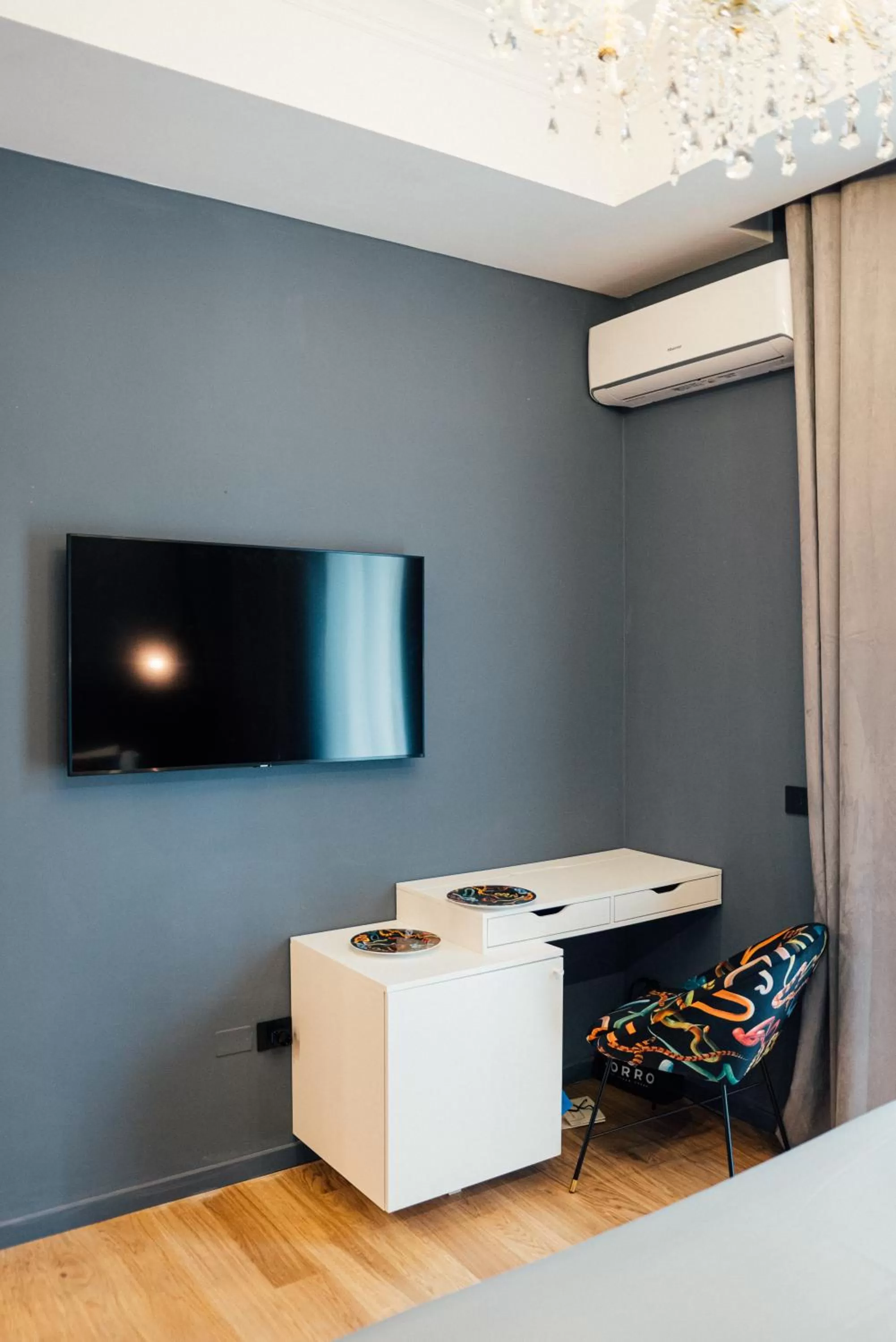 TV and multimedia in Aron Only Suites Bed and Breakfast