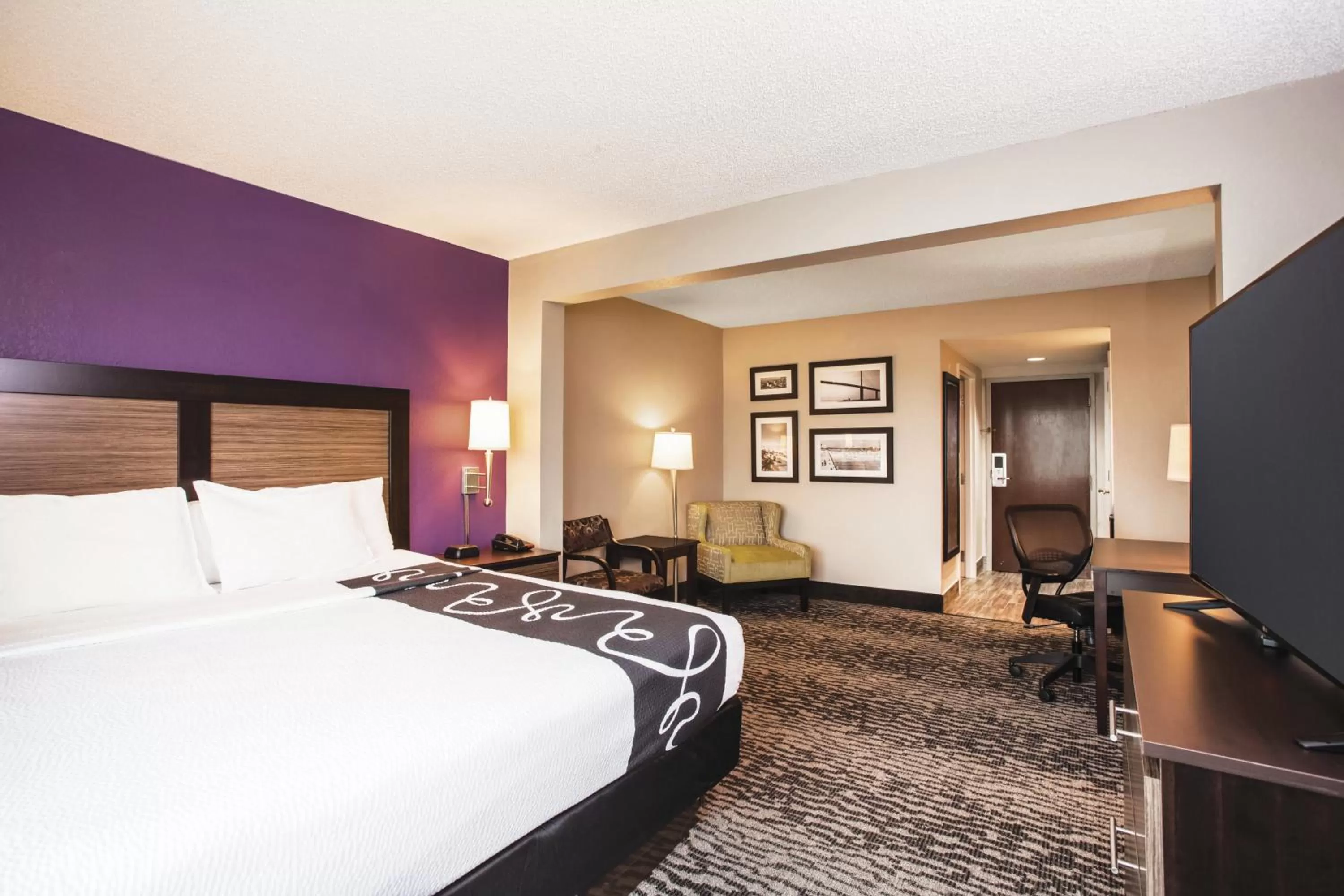 Photo of the whole room, Bed in La Quinta by Wyndham Clearwater South