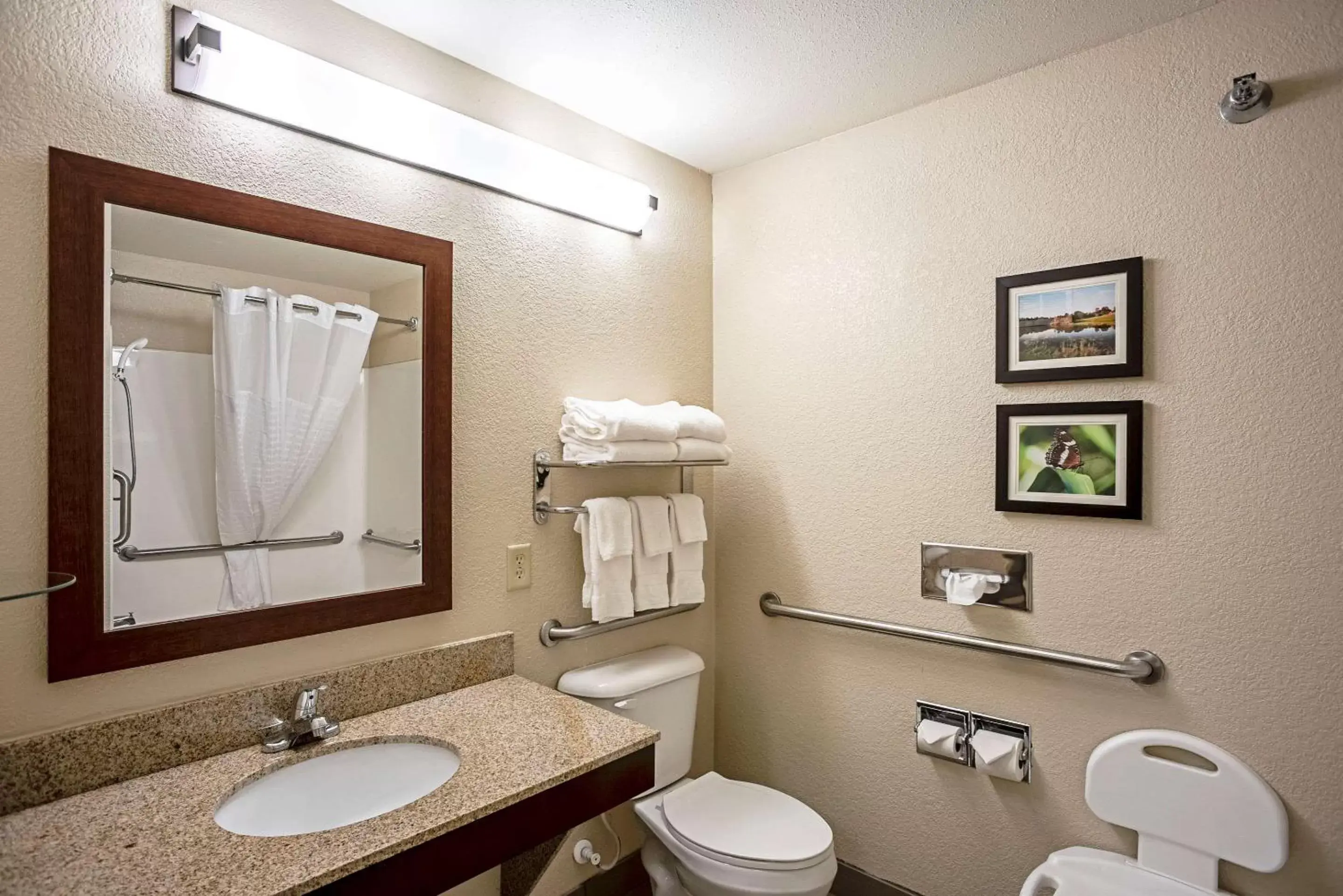Queen Room with Two Queen Beds and Tub - Accessible/Non-Smoking in Comfort Inn & Suites Independence Queen Room with Two Queen Beds and Tub - Accessible/Non-Smoking in Comfort Inn & Suites Independence