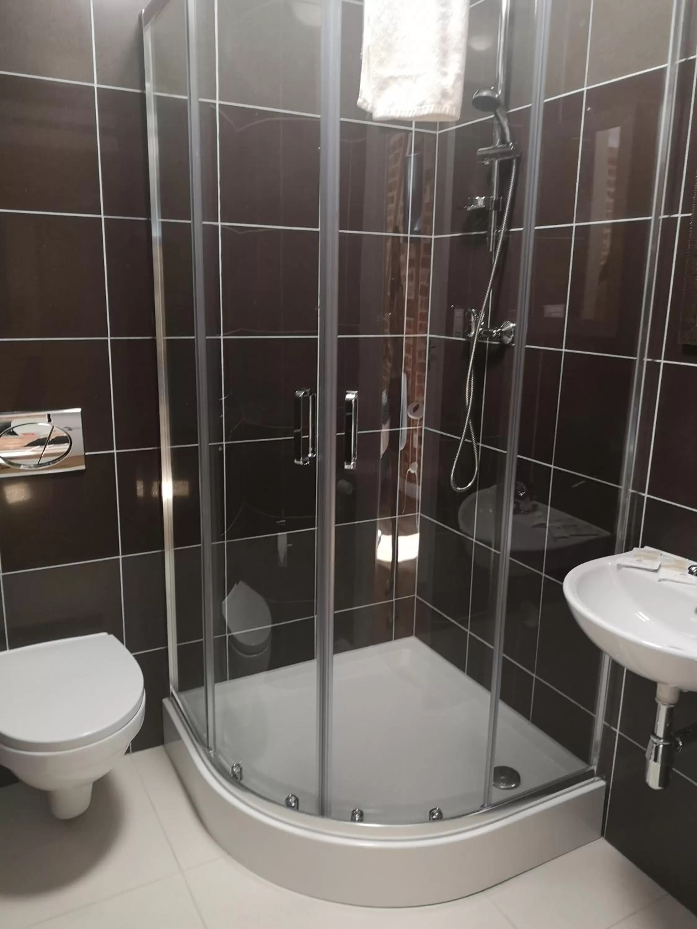 Bathroom in Leon's Rooms