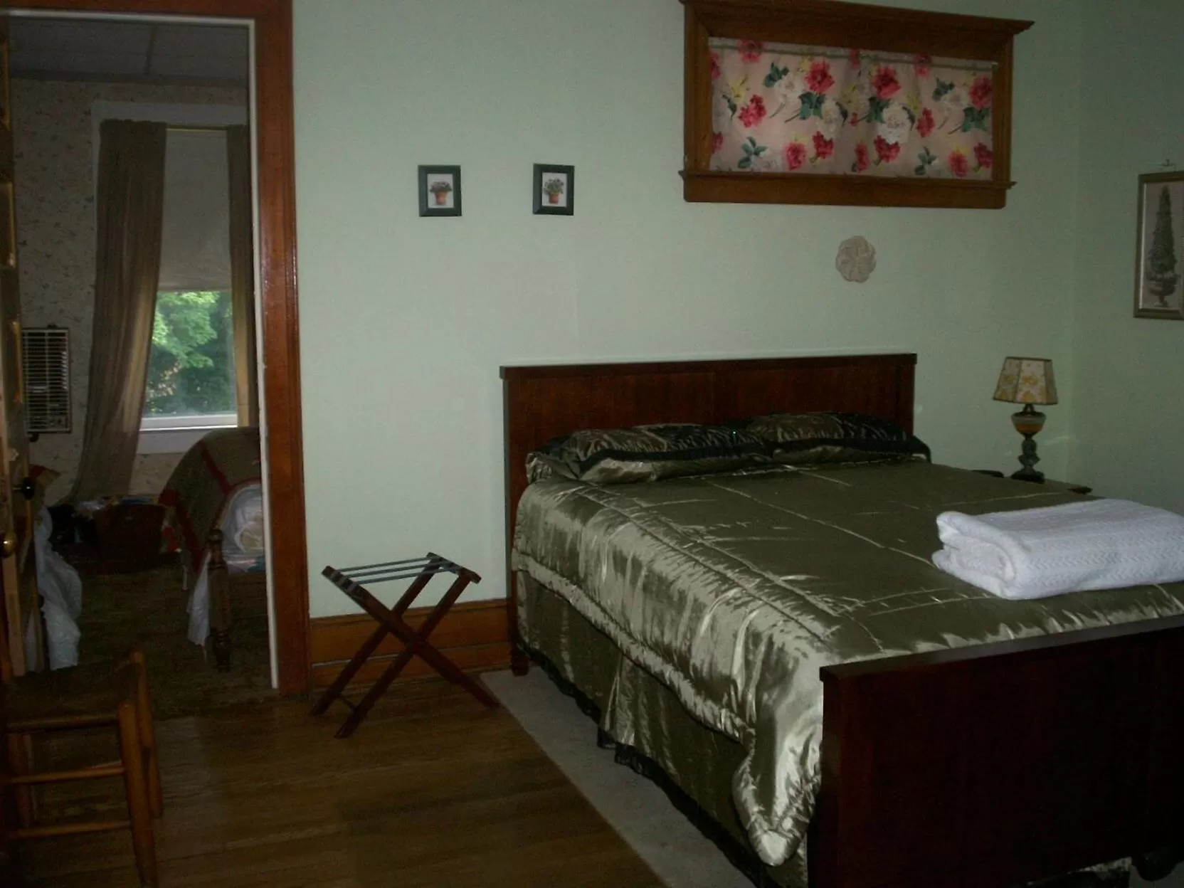 Bedroom, Bed in Victorian Charm Inn