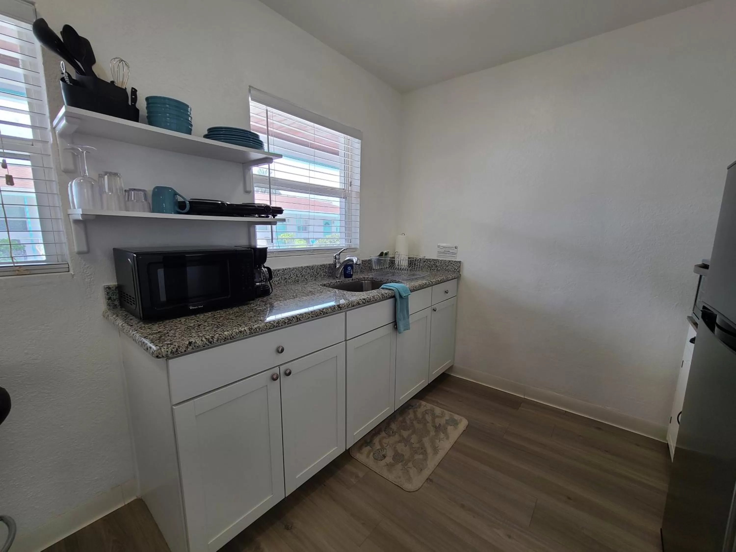 Kitchen or kitchenette in Sun Island Motel