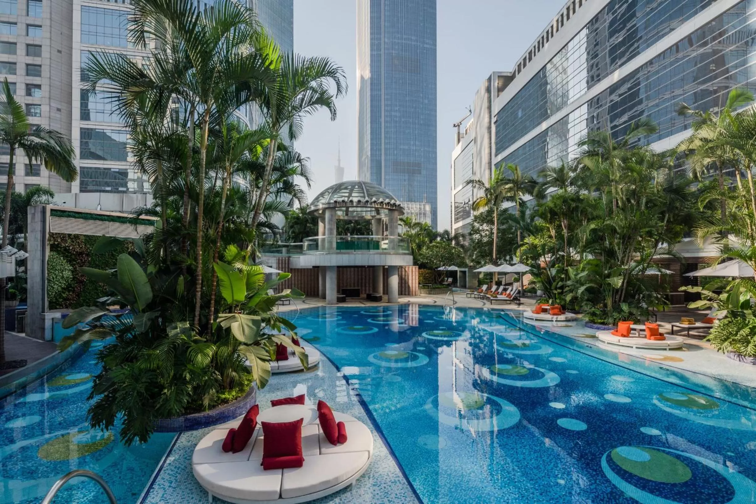 Swimming pool in Jumeirah Guangzhou