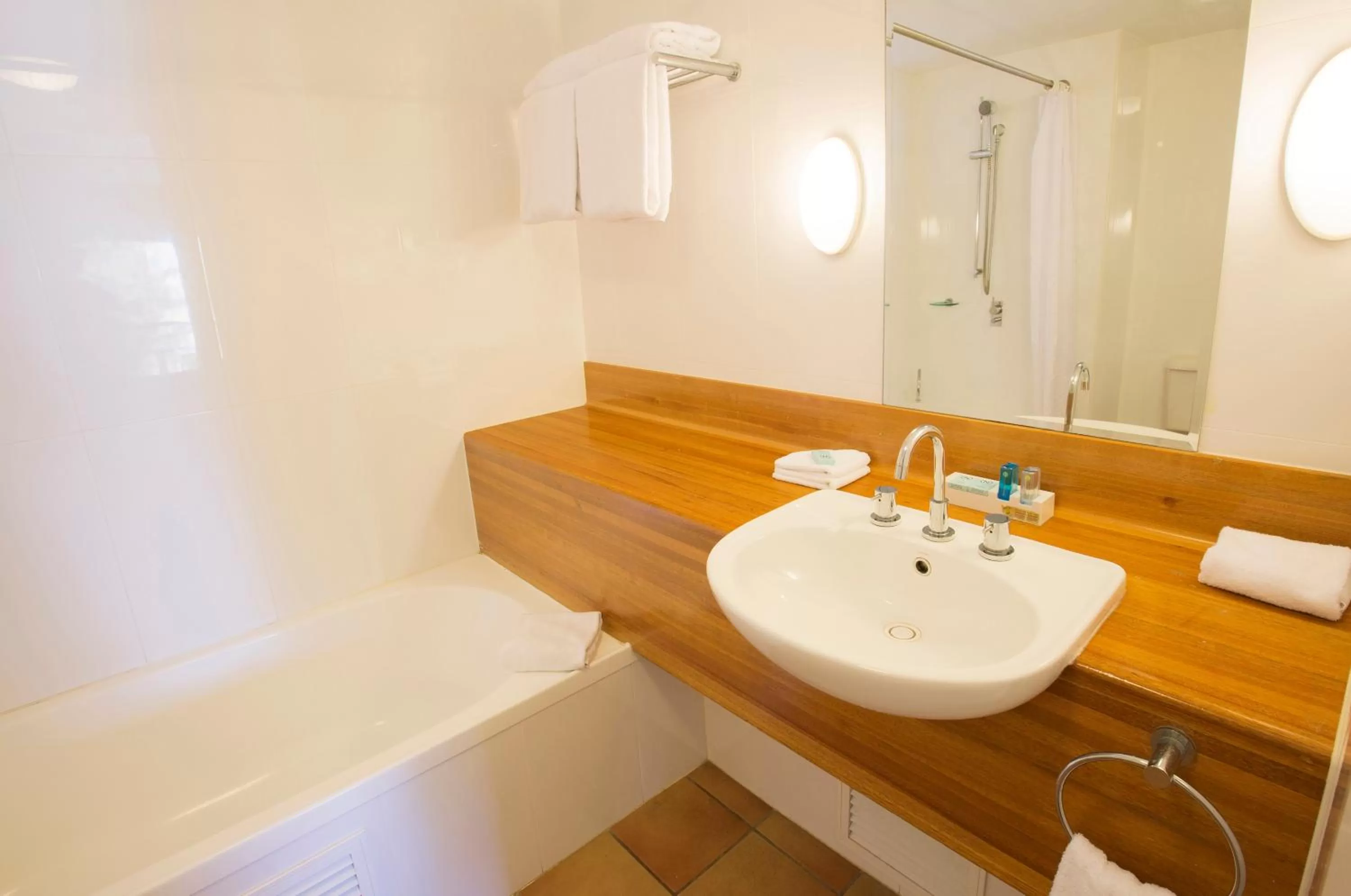 Shower in Novotel Sunshine Coast Resort