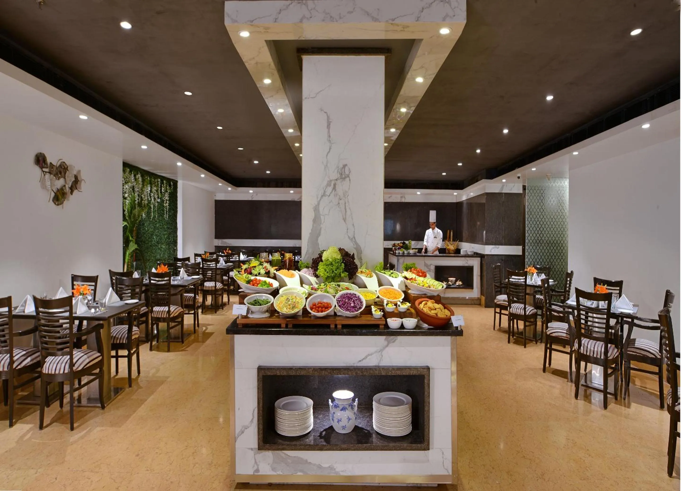 Restaurant/places to eat in Taurus Sarovar Portico