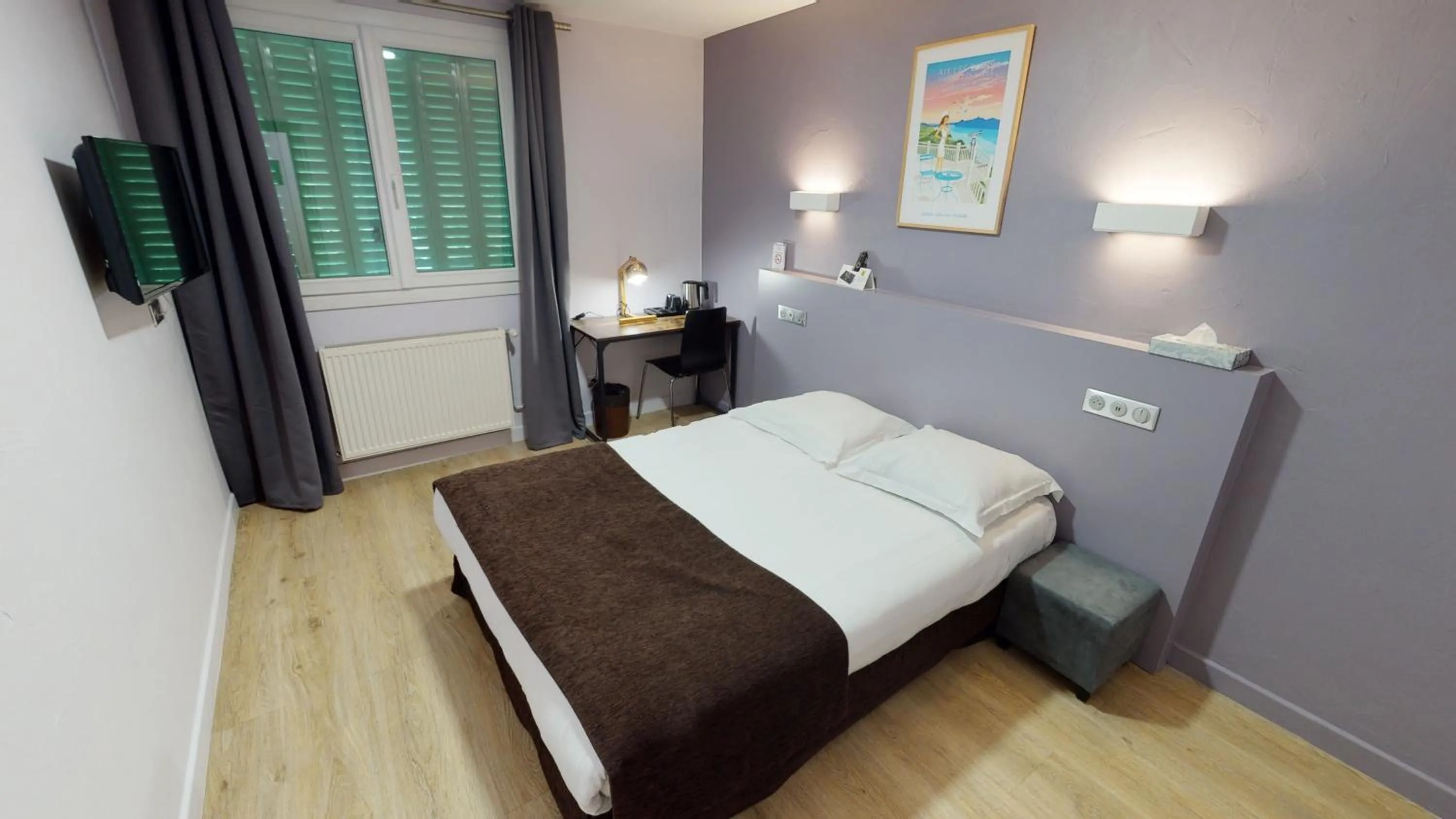 Garden view, Bed in Logis Auberge Saint Simond