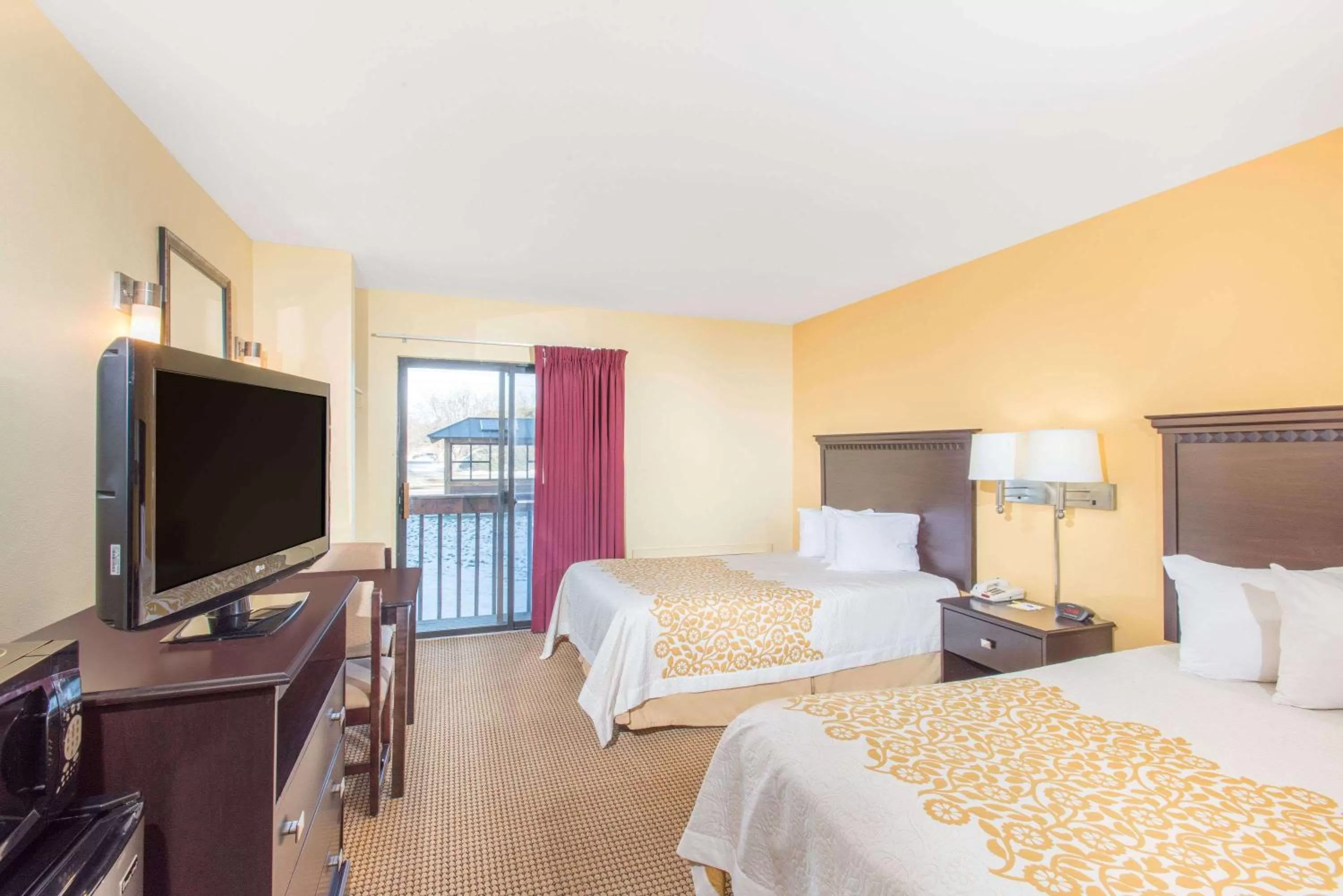 Photo of the whole room, TV/Entertainment Center in Days Inn by Wyndham Colchester Burlington