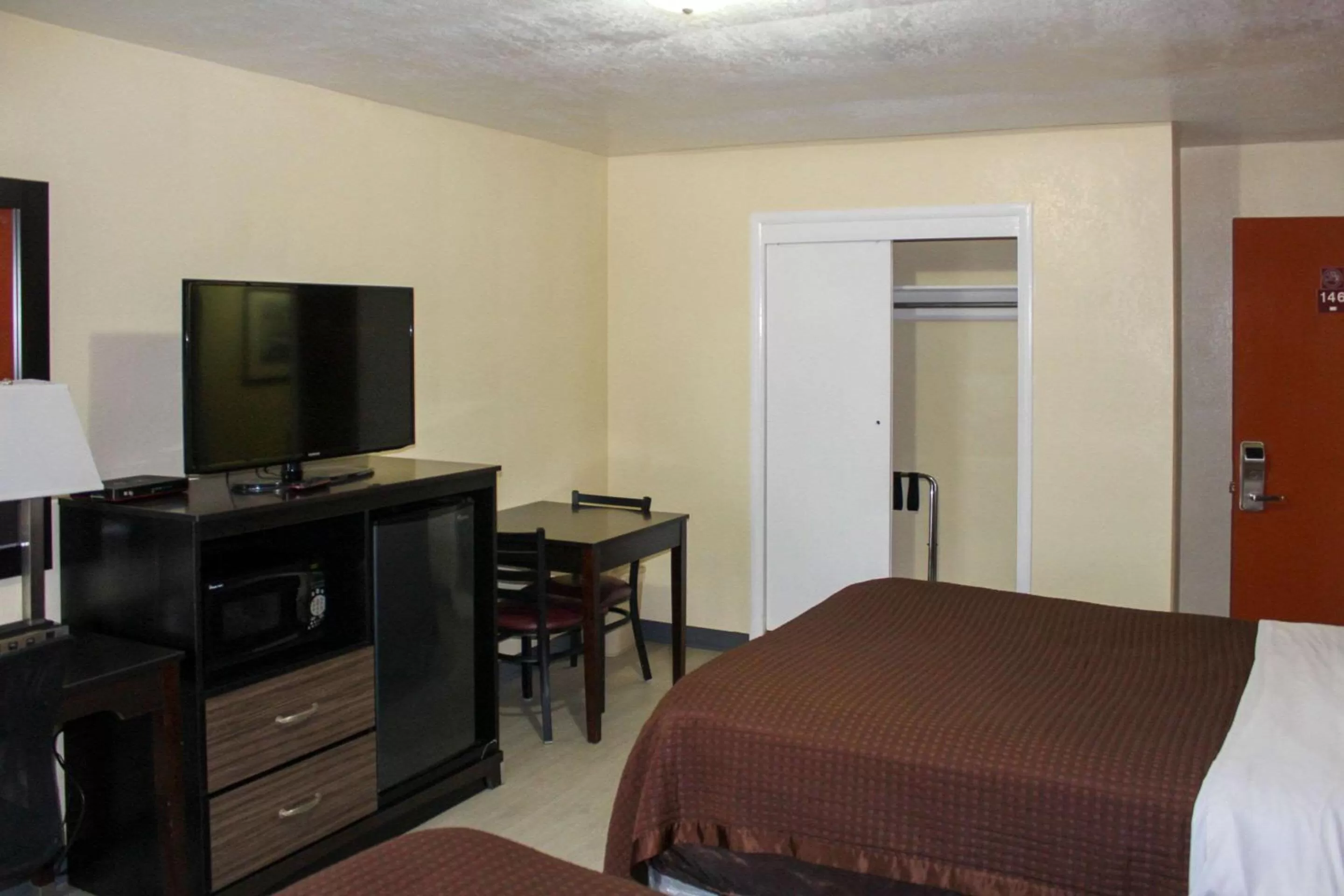 Bedroom, Bed in Rodeway Inn Medford South I-5