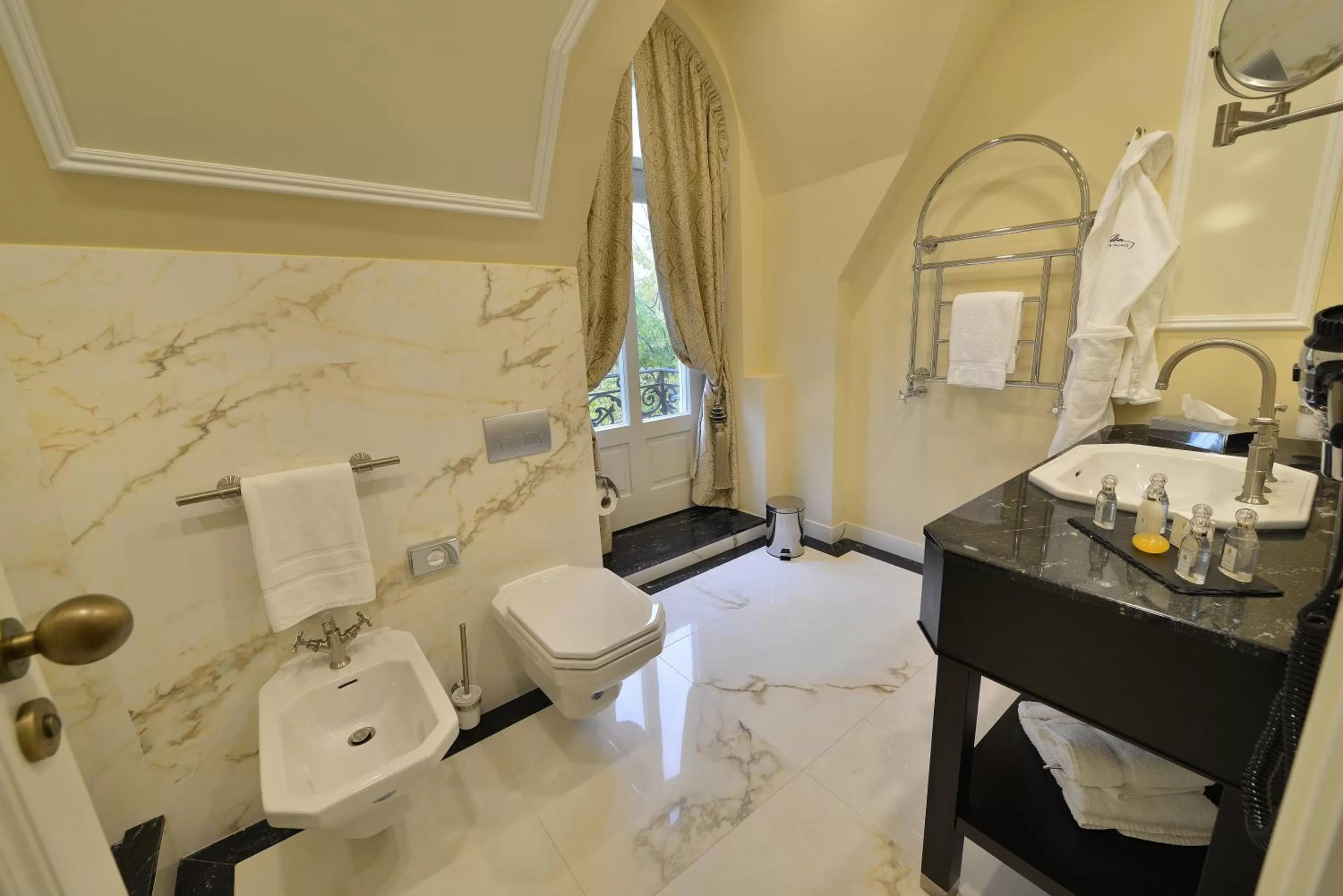 Bathroom in Wilson Palace by LOFT