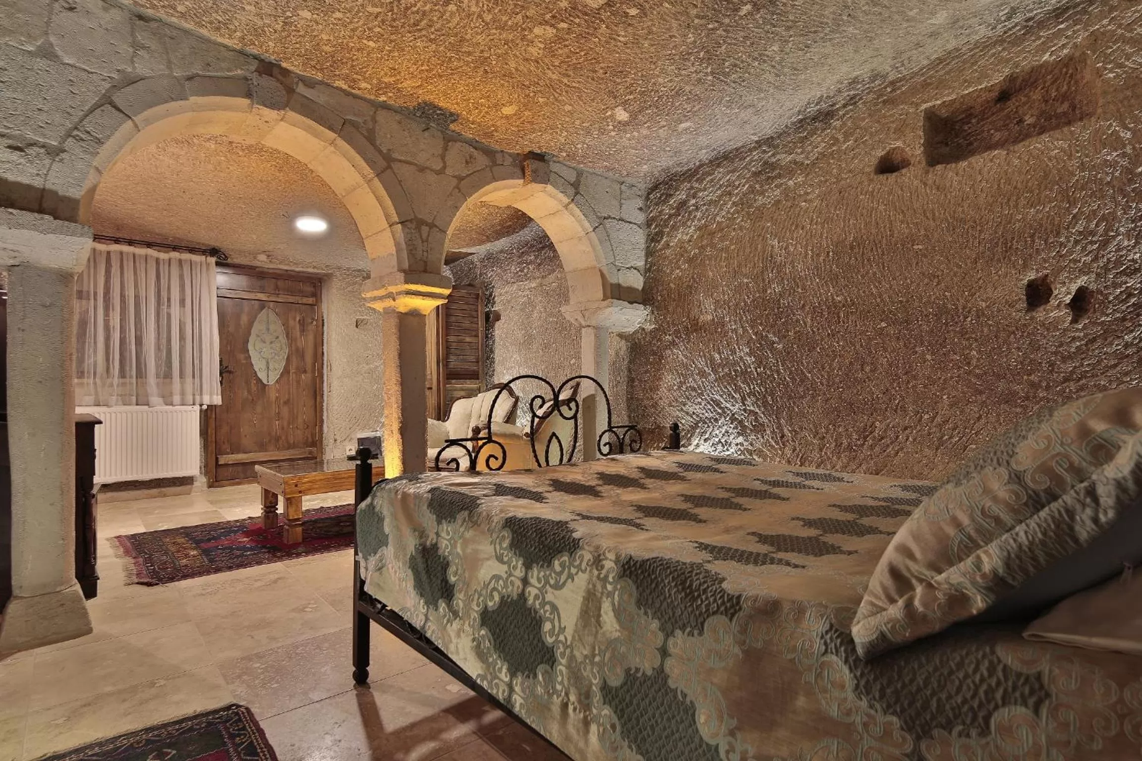Deluxe King Room in Shoestring Cave House