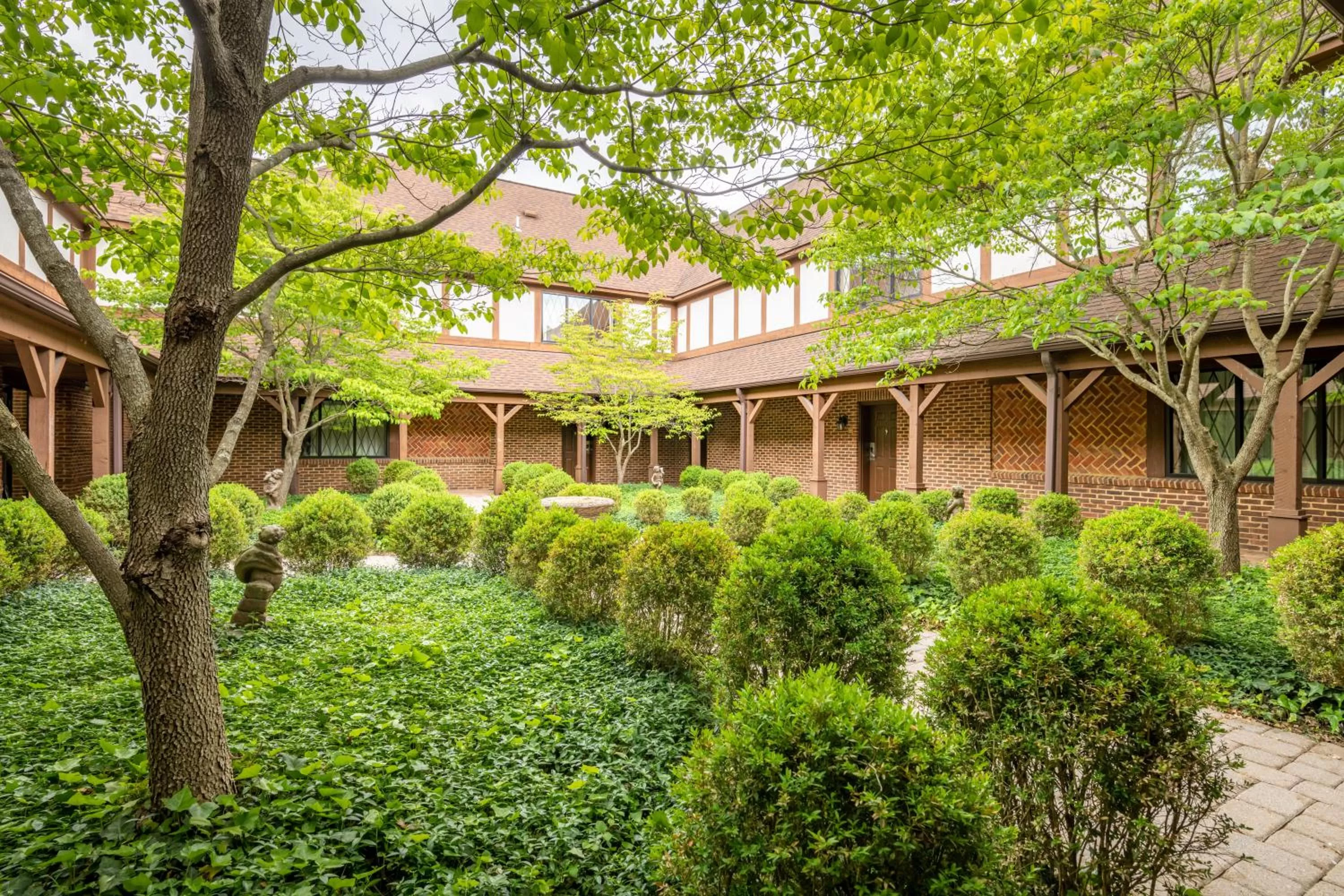 Inner courtyard view in The English Inn of Charlottesville