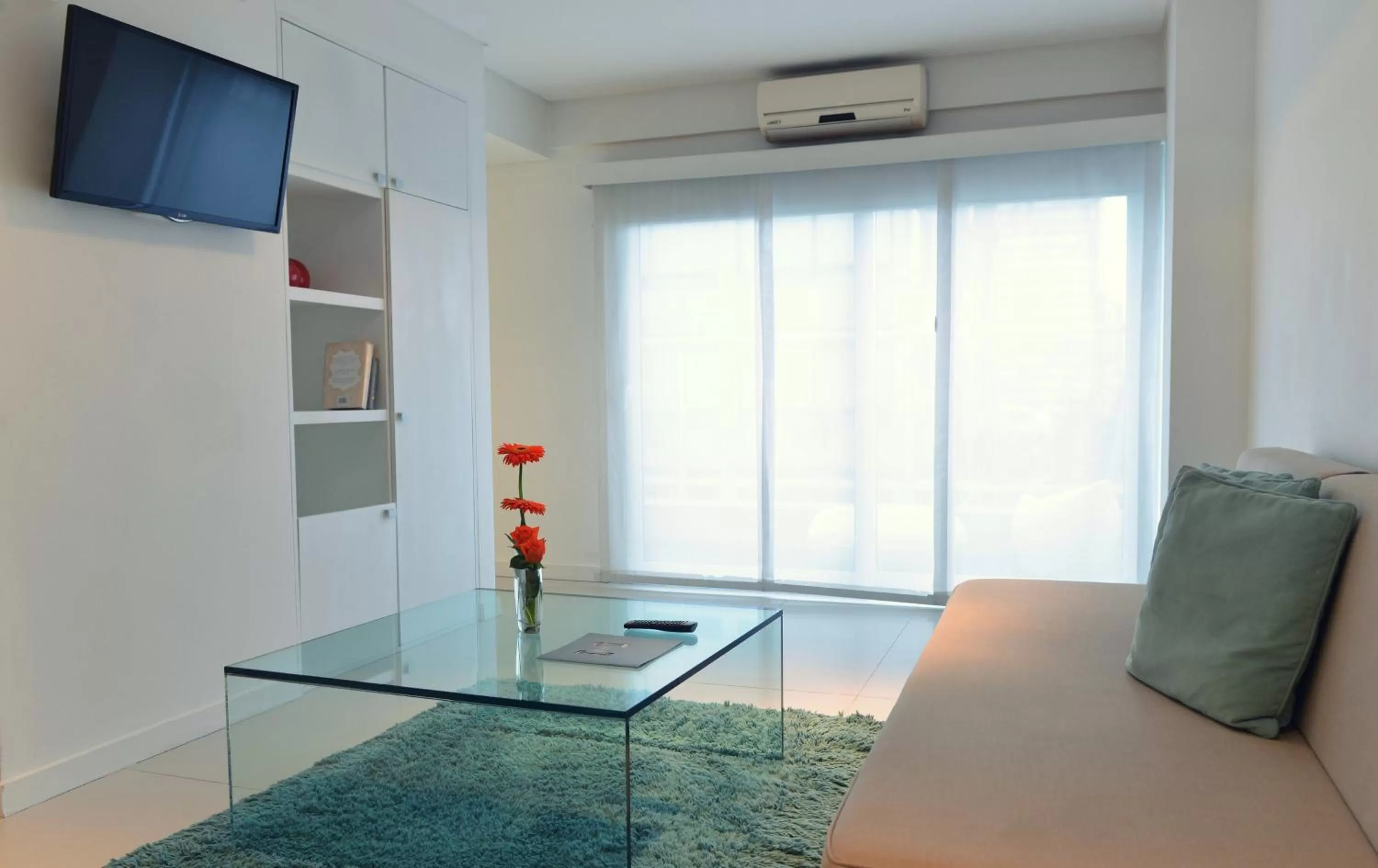 Seating area, TV/Entertainment Center in Rochester Hotel M