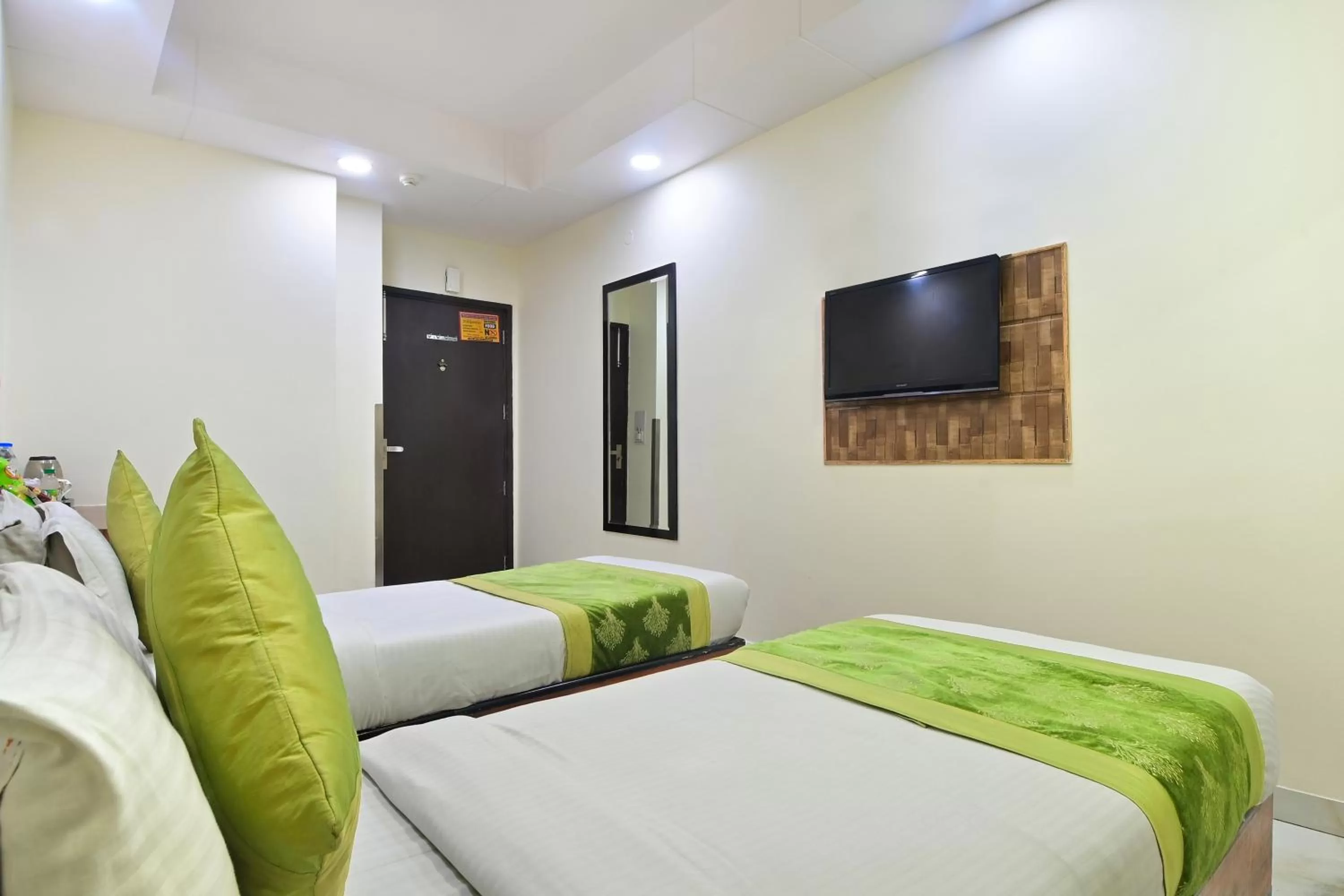 Deluxe Double or Twin Room in Hotel Emporio View - New Delhi Railway Station - Paharganj