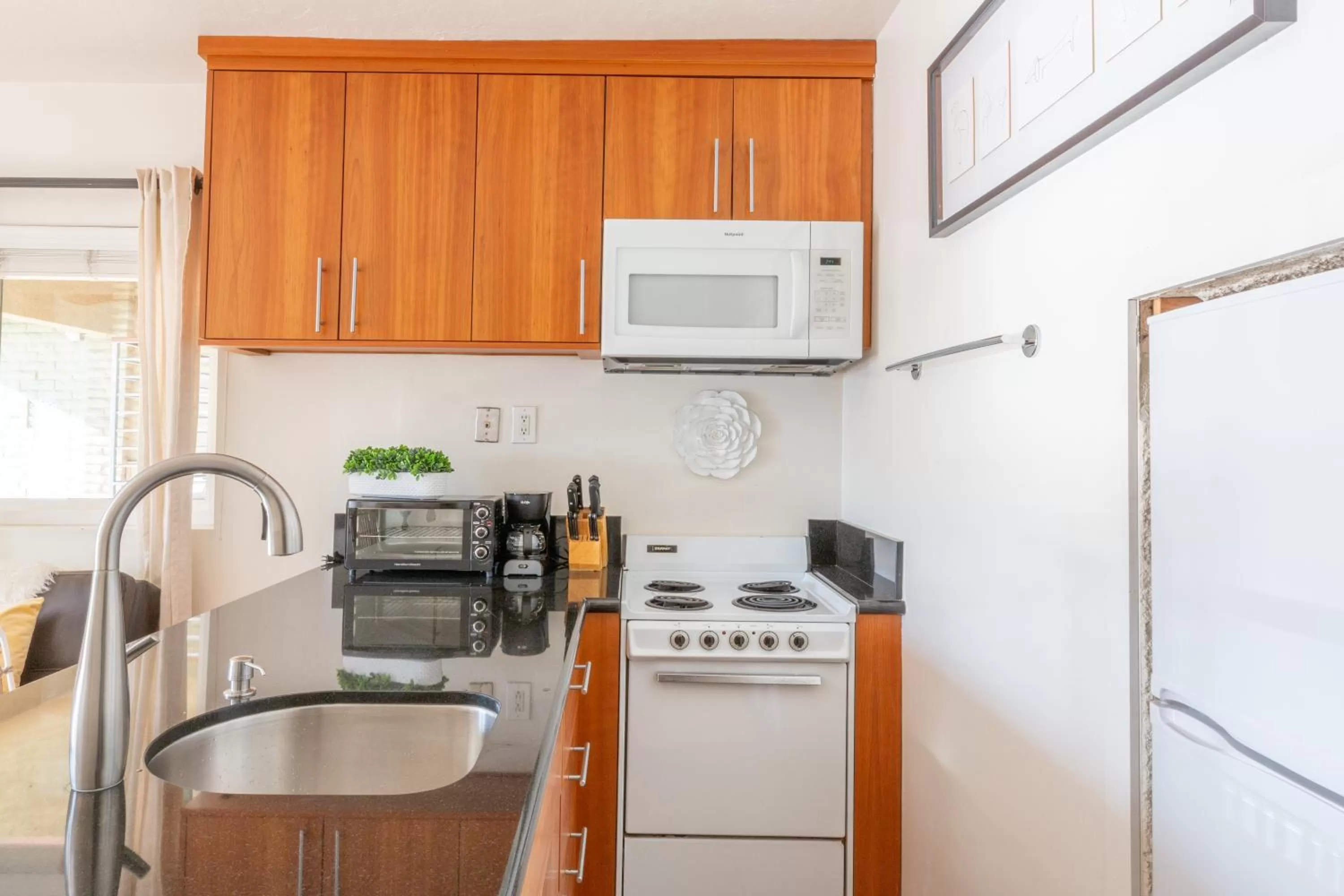 Coffee/tea facilities, Kitchen/Kitchenette in Beachwalk Villas