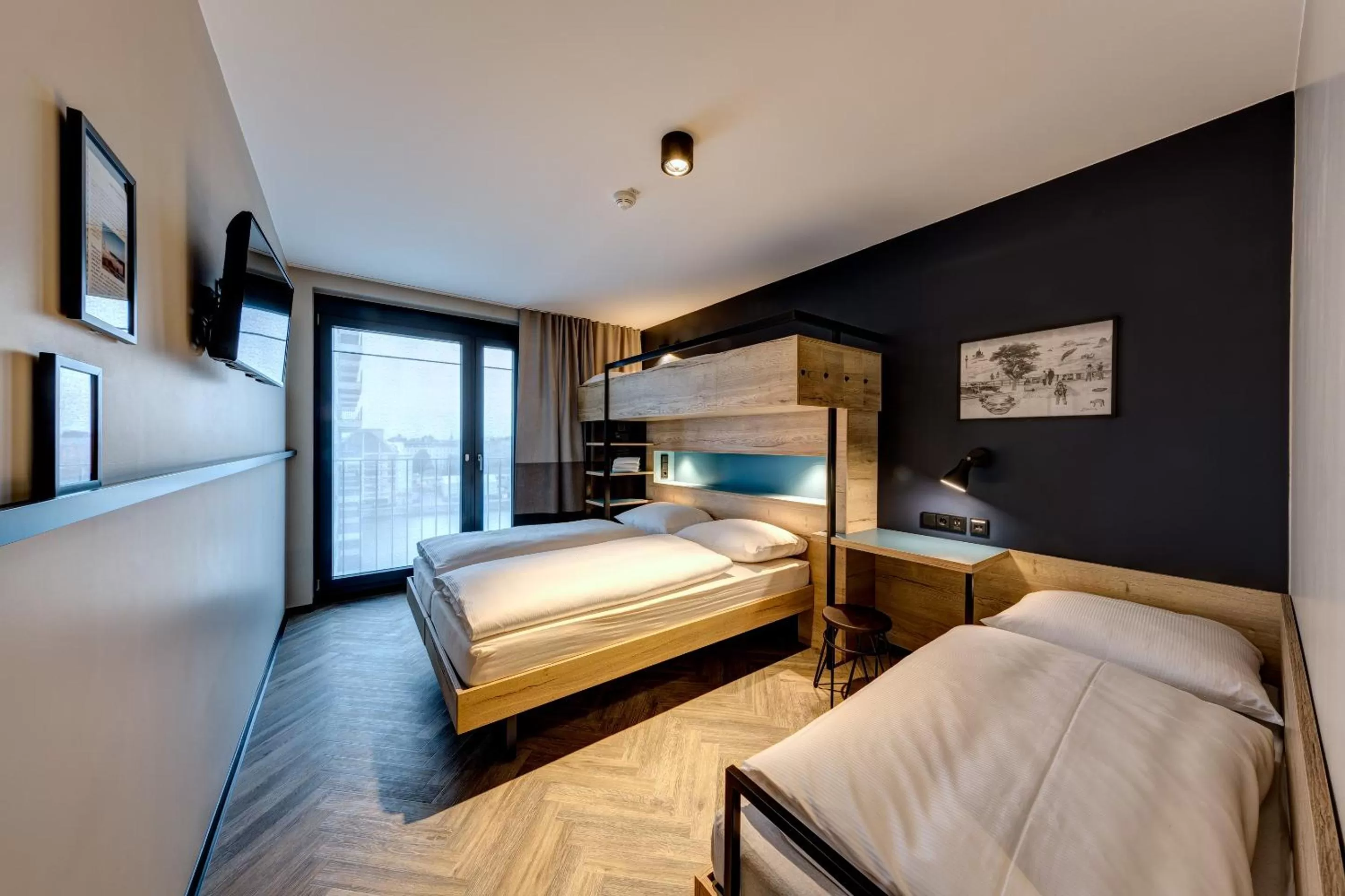 Photo of the whole room, Bed in Schulz Hotel Berlin Wall at the East Side Gallery