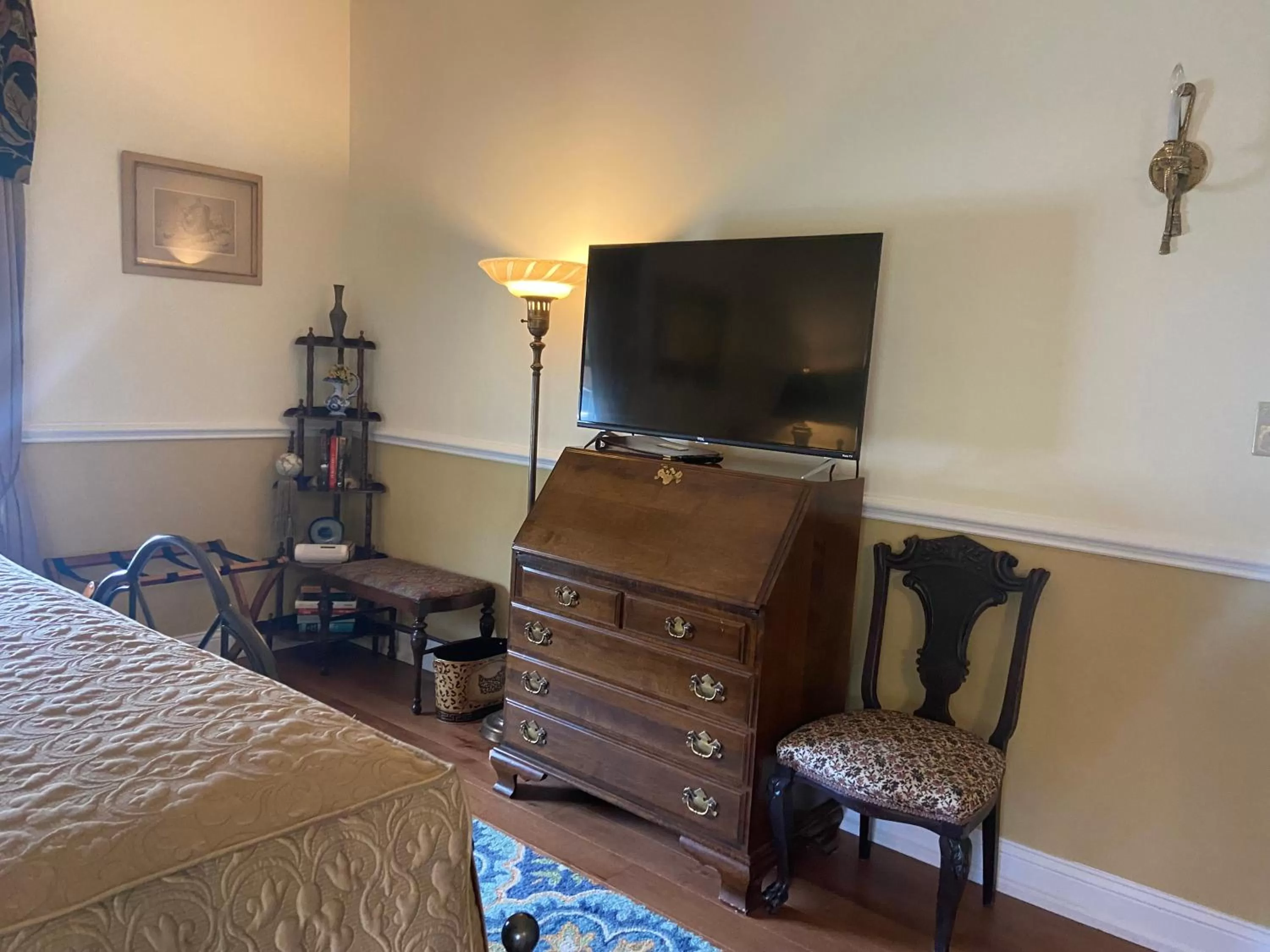 TV and multimedia, TV/Entertainment Center in The Cypress Inn