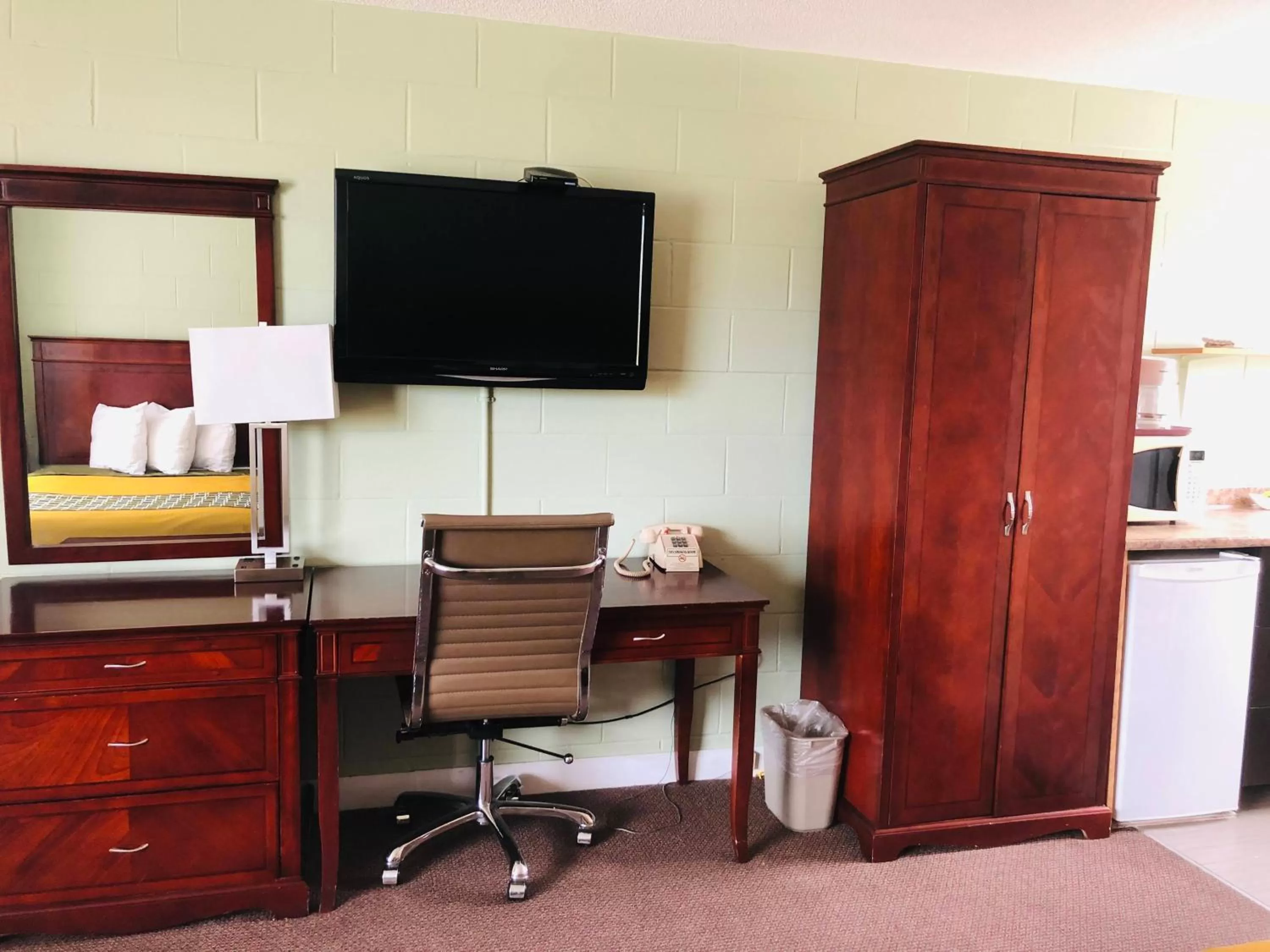 Perth Plaza Inn & Suites