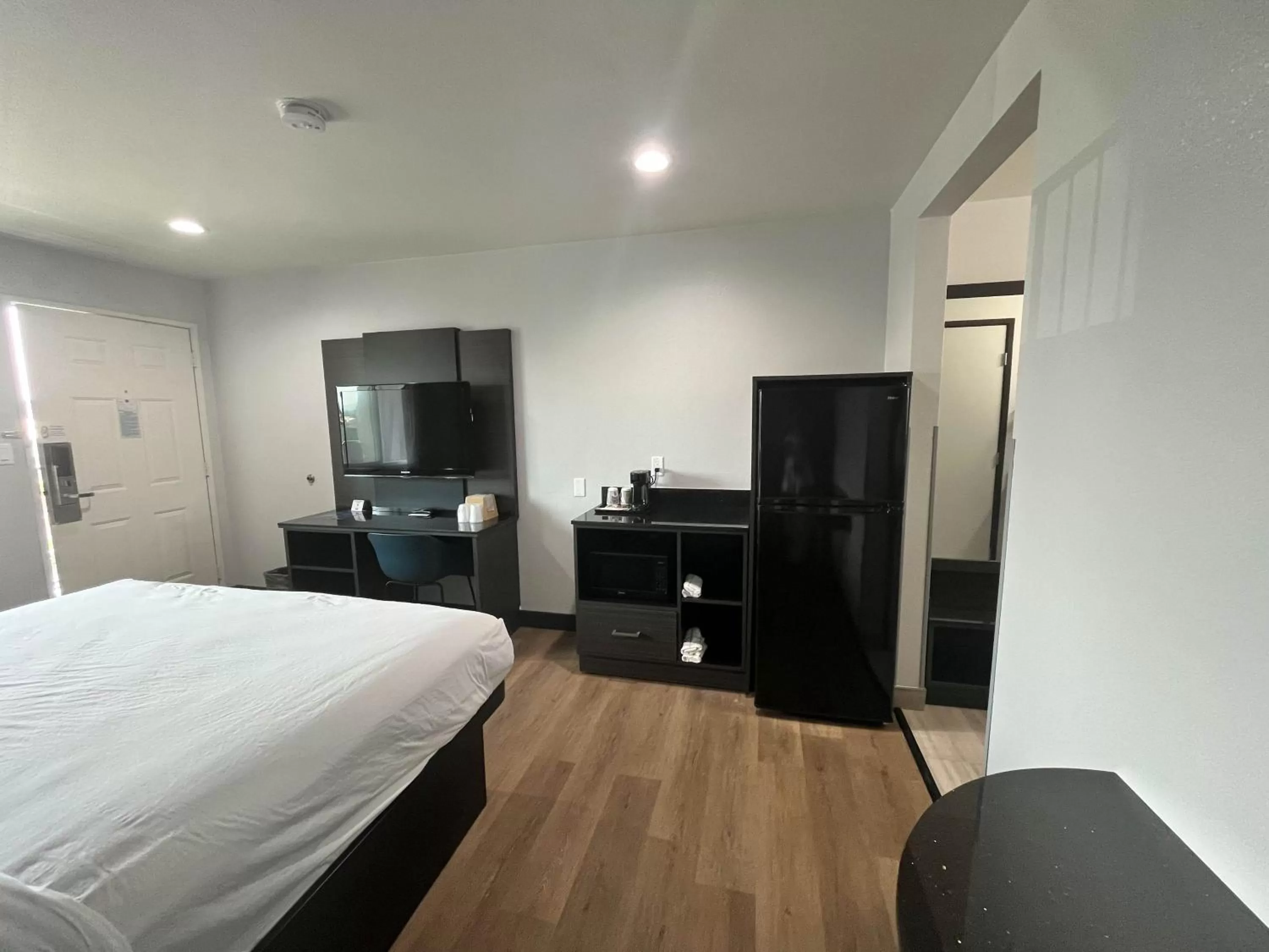 Bedroom, TV/Entertainment Center in Studio 6 Suites Escondido CA