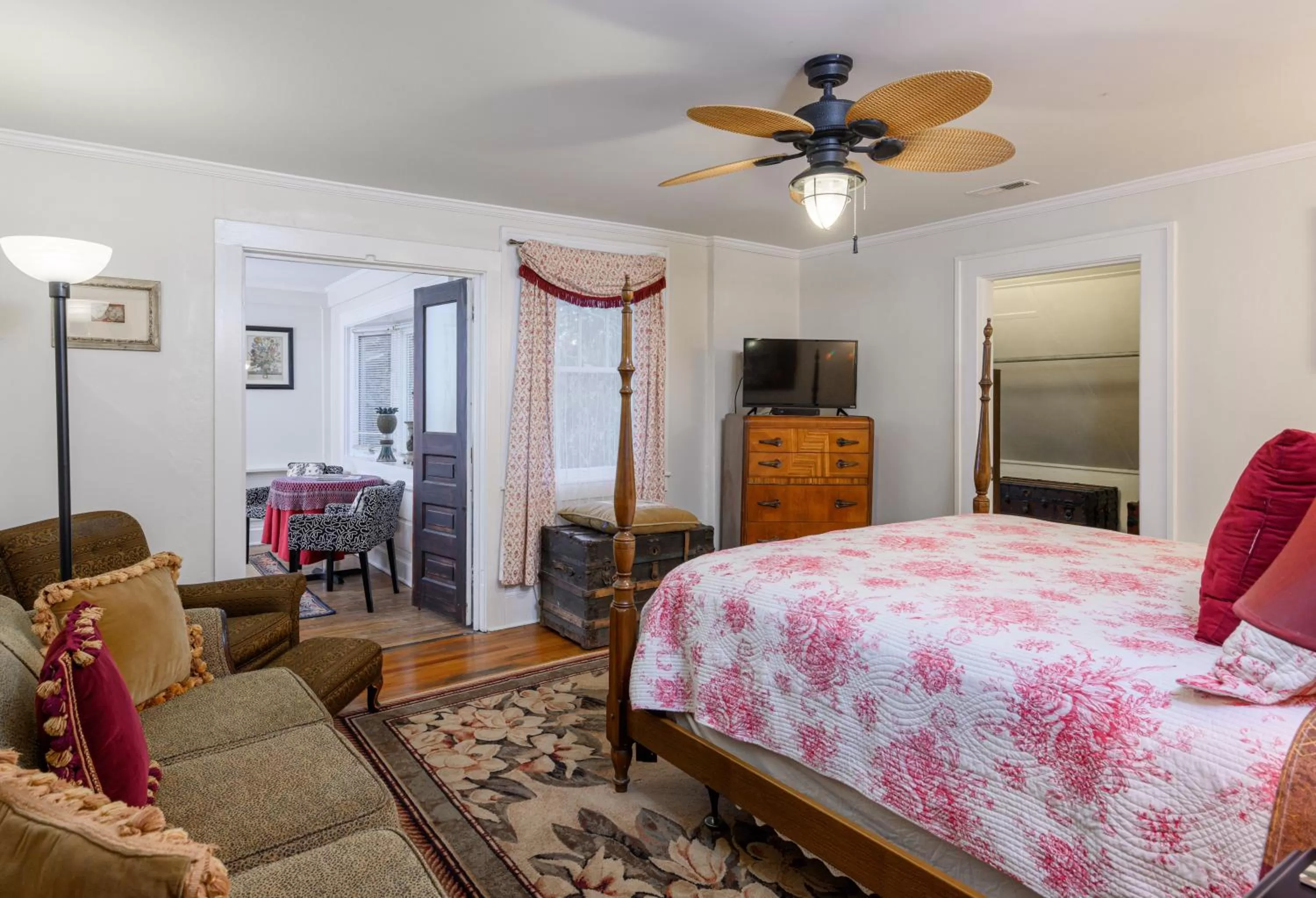 Bed in Oakland Cottage Bed and Breakfast