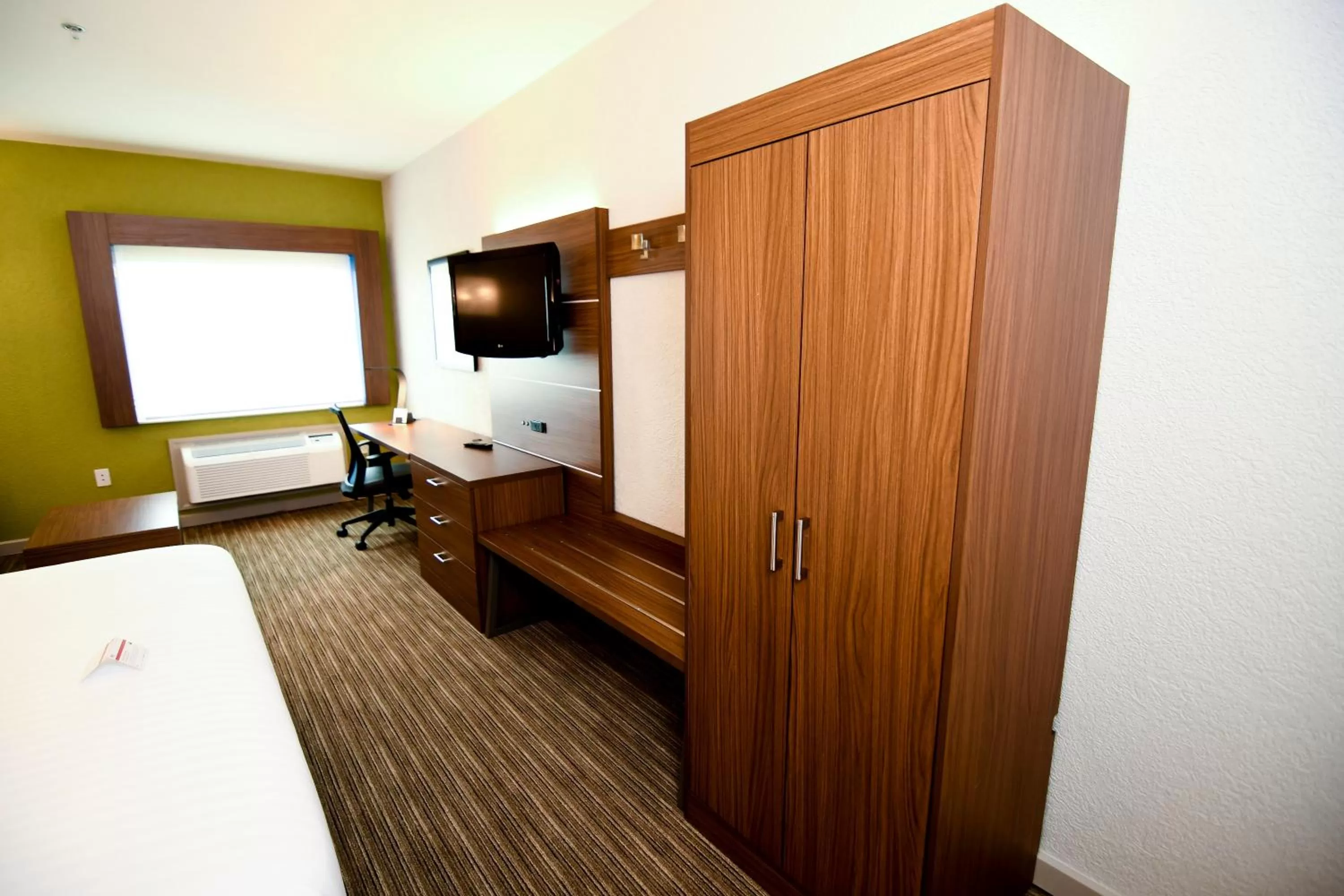 Photo of the whole room, Bed in Holiday Inn Express Hotel & Suites Port Clinton-Catawba Island by IHG