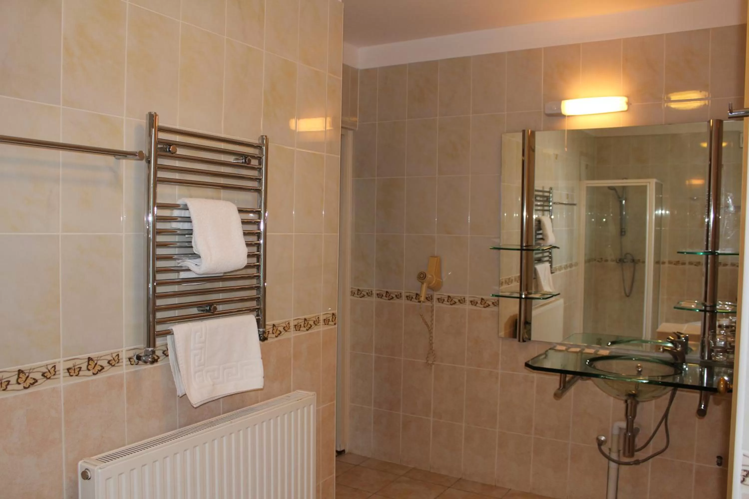 Bathroom in Desalis Hotel London Stansted