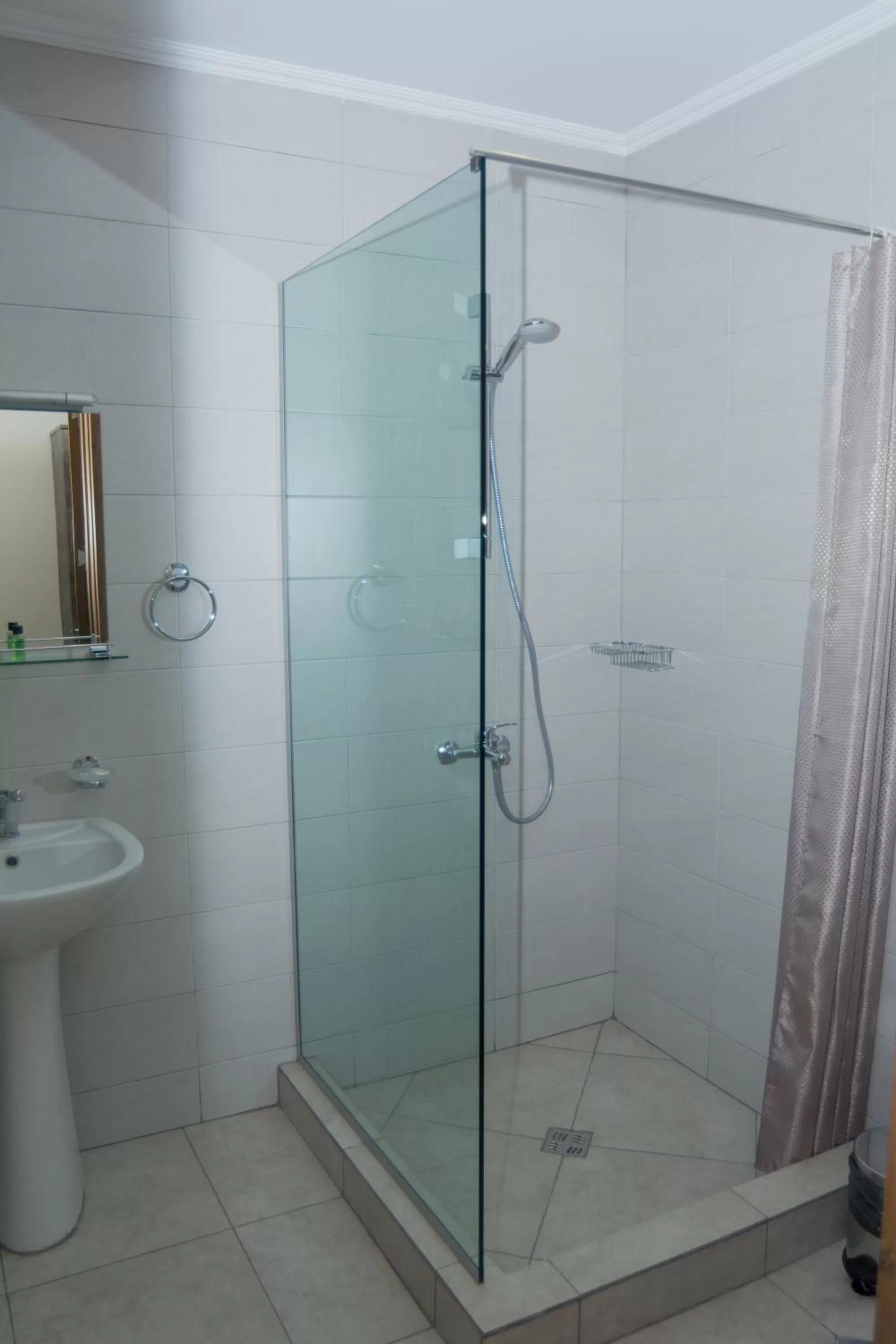 Shower in Hotel Nabadi
