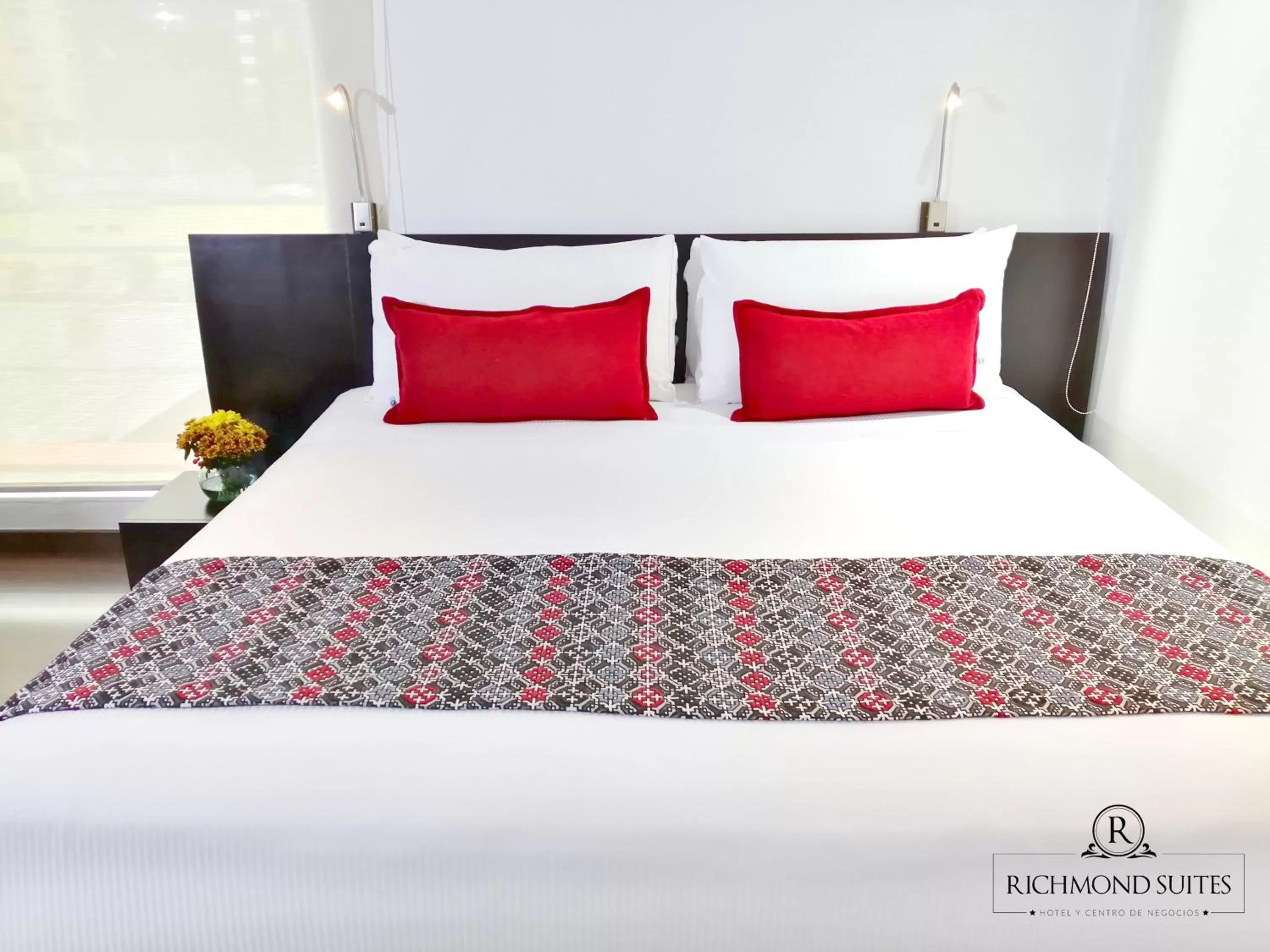 Photo of the whole room, Bed in Richmond Suites Hotel