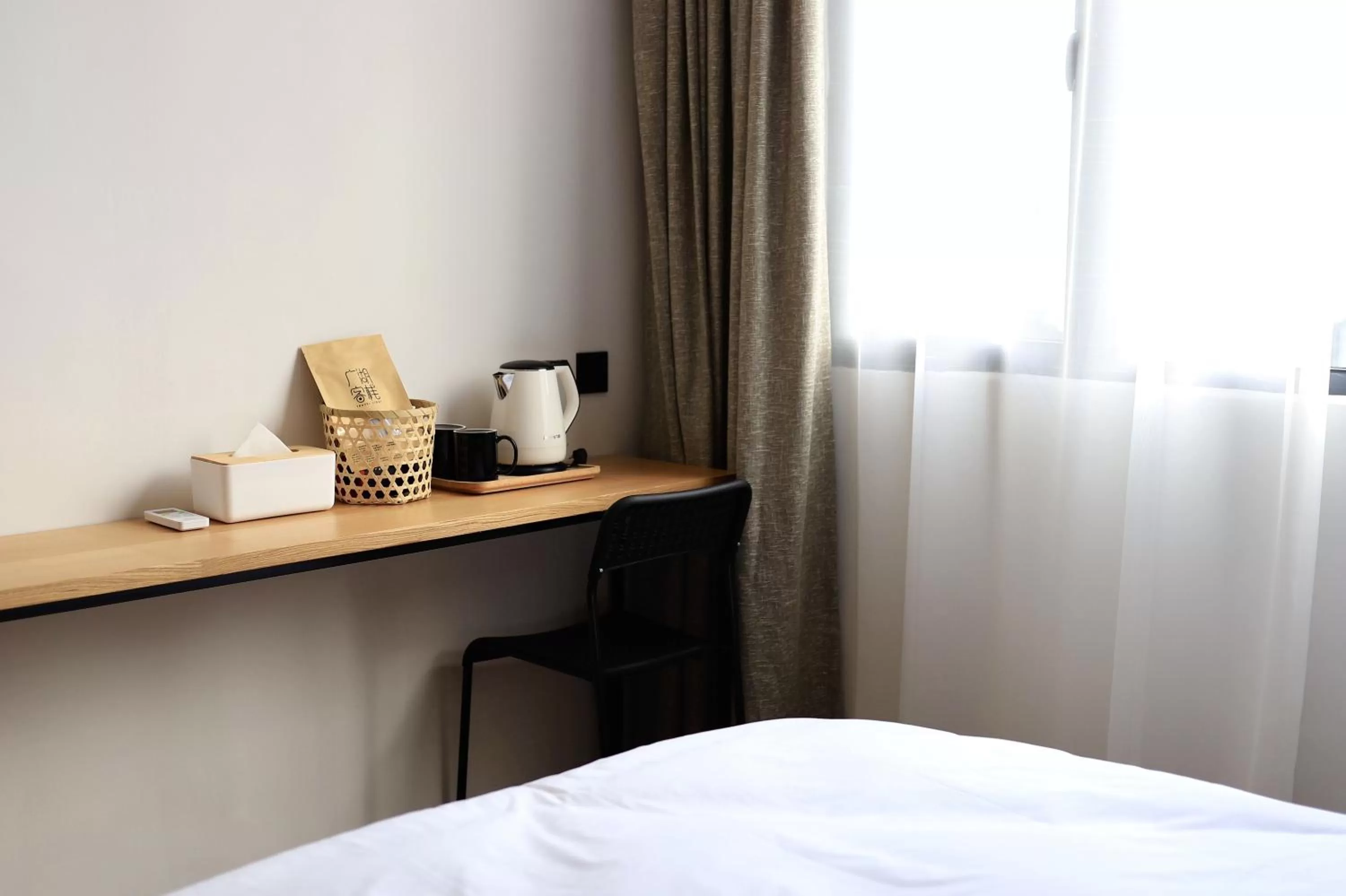 Coffee/tea facilities, TV/Entertainment Center in Travel light Guilin