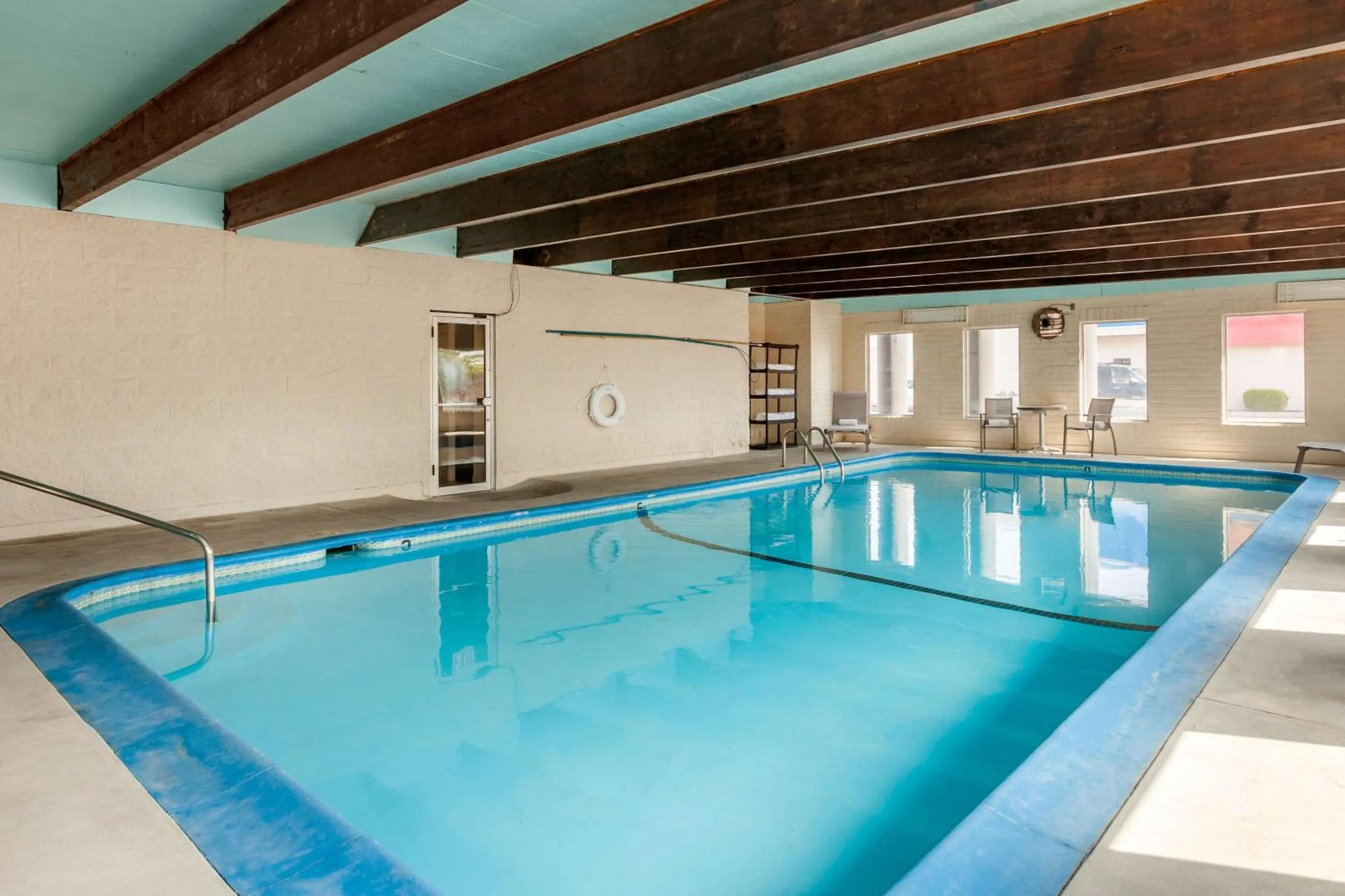 Swimming pool in Rodeway Inn & Suites Ontario