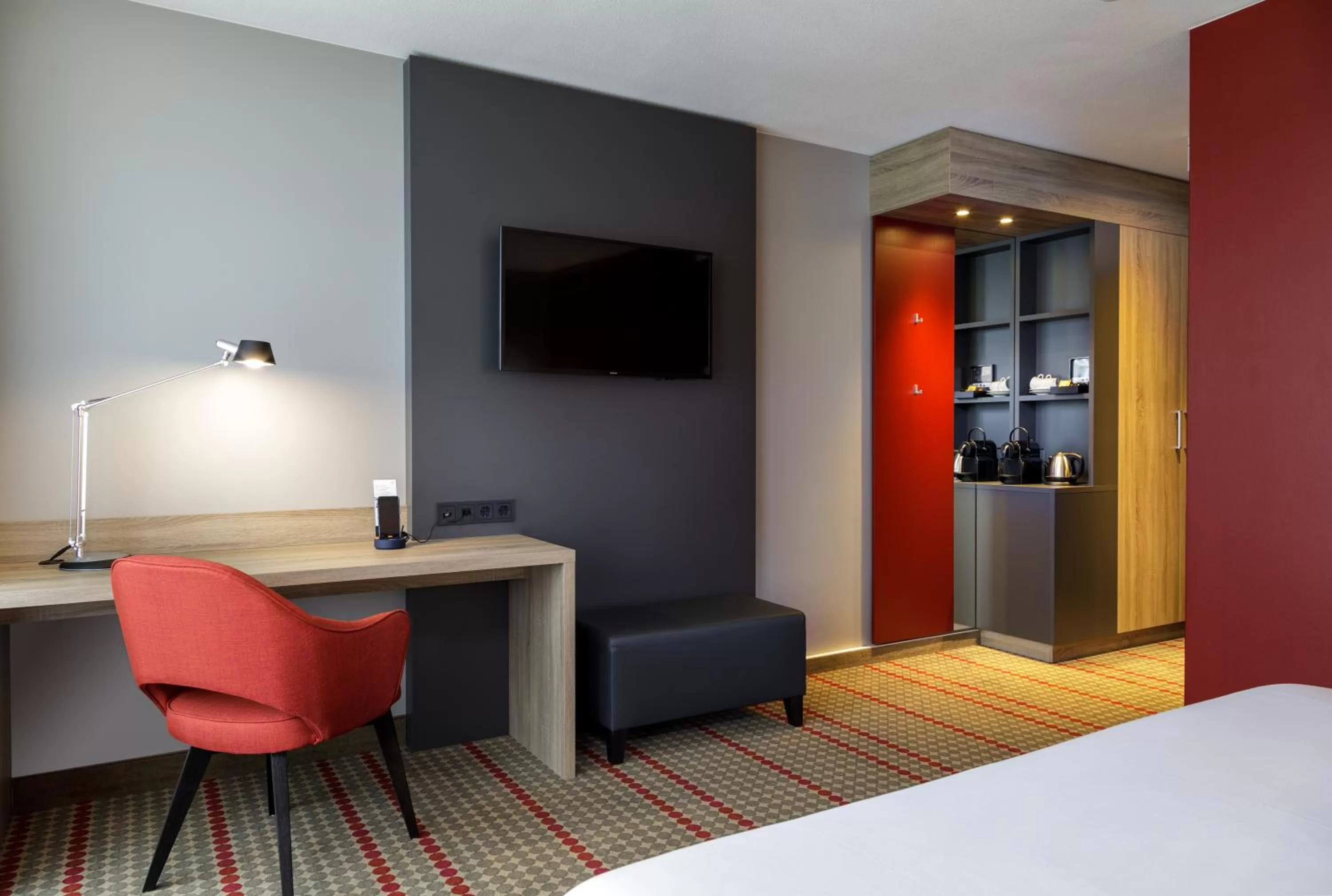 Coffee/tea facilities, Bed in Ramada by Wyndham Amsterdam Airport Schiphol