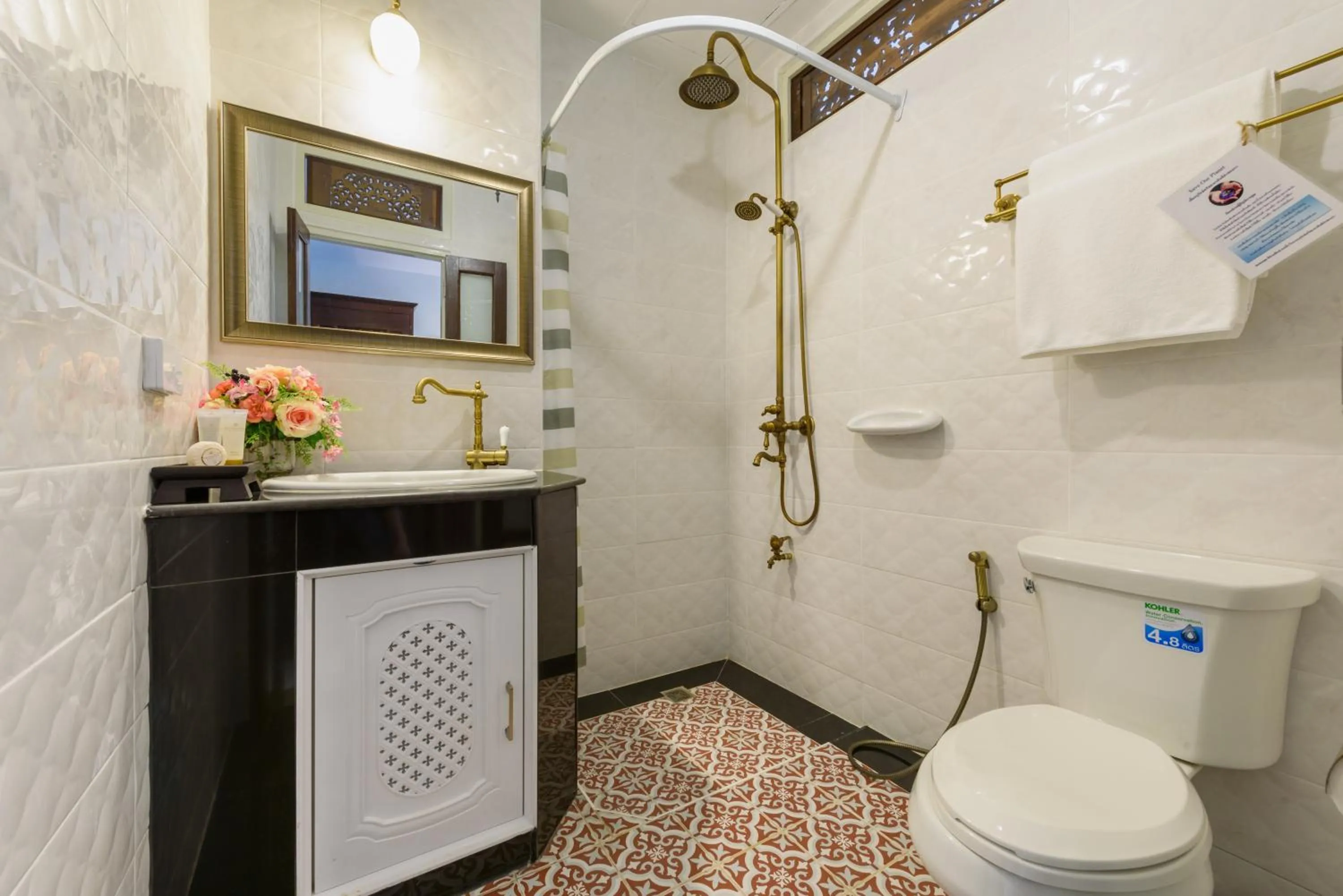 Shower in The Velvet Orchid