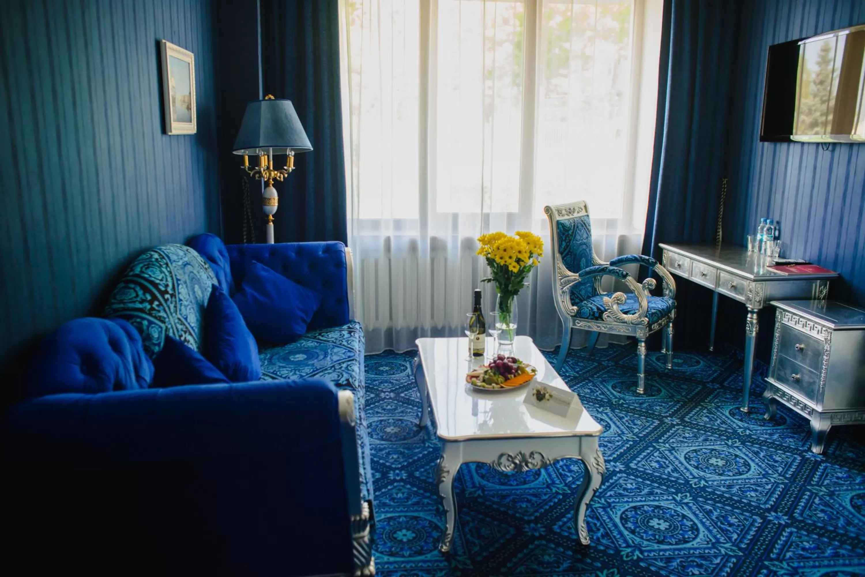 Living room in Olympic Hotel