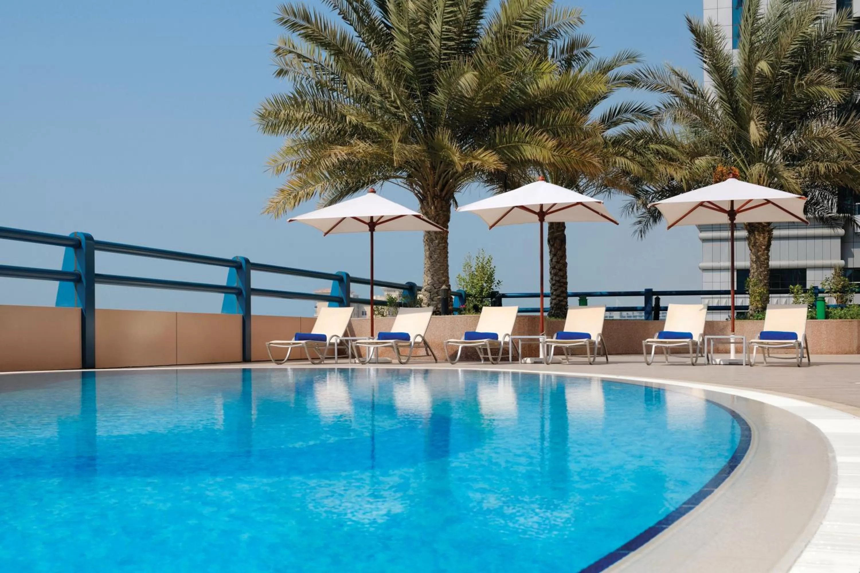 Swimming pool in Dubai Marriott Harbour Hotel And Suites
