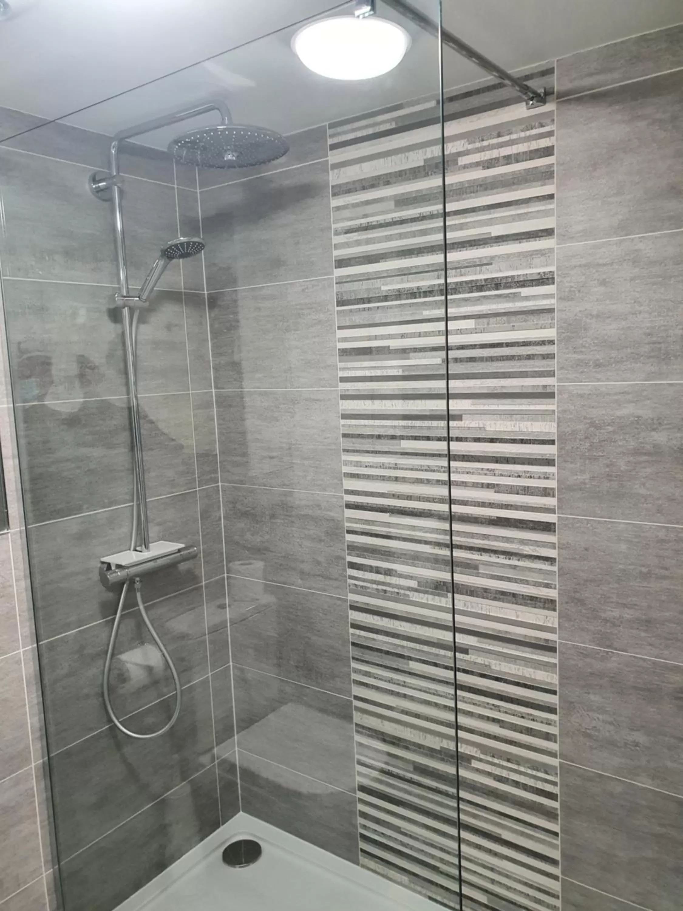 Shower in Sunninghill Hotel