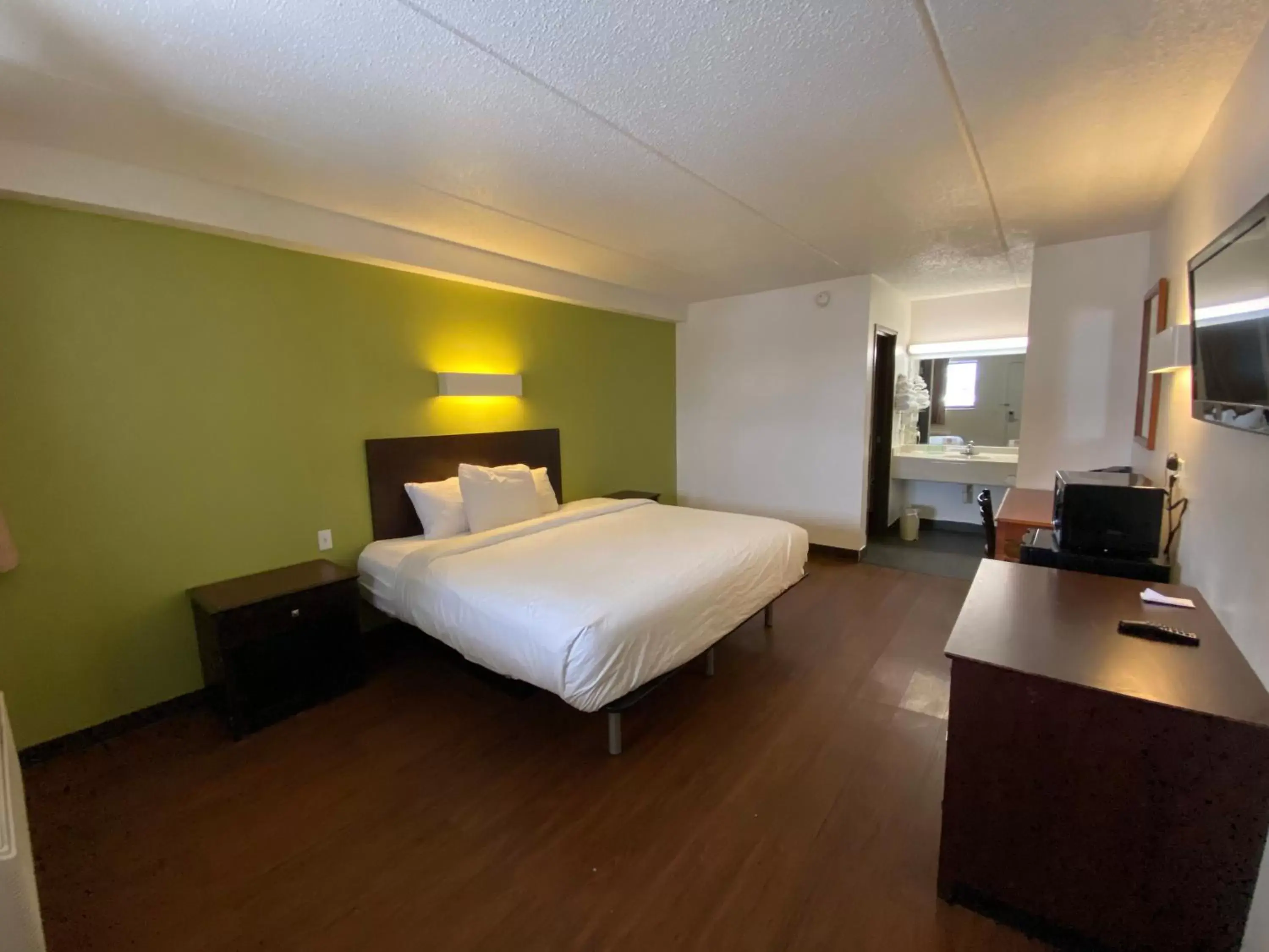 Standard King Room - Non Smoking in Skylight Inn Willoughby - Cleveland Mentor Standard King Room - Non Smoking in Skylight Inn Willoughby - Cleveland Mentor