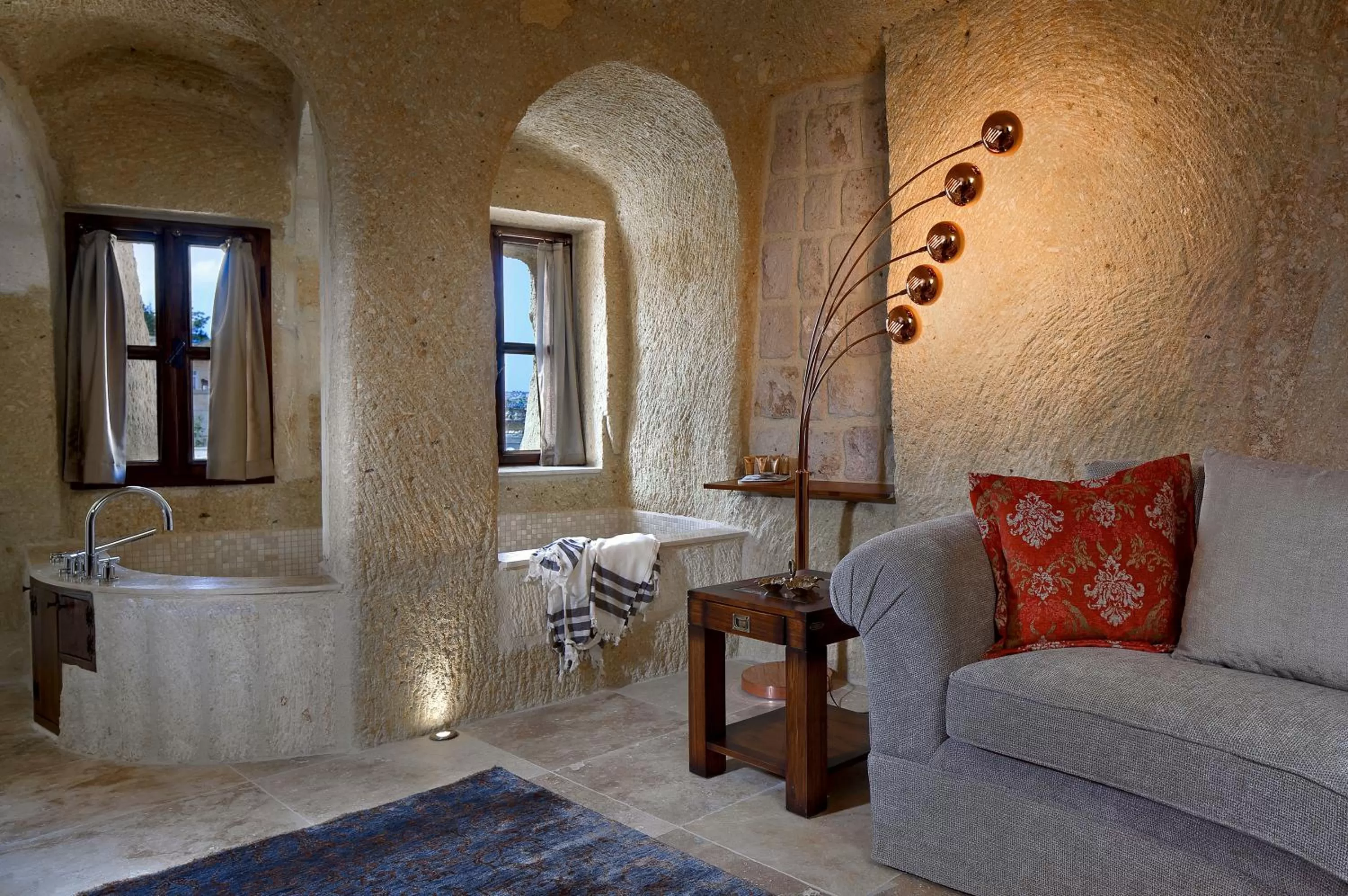 Hot Tub in Seraphim Cave Suites & SPA