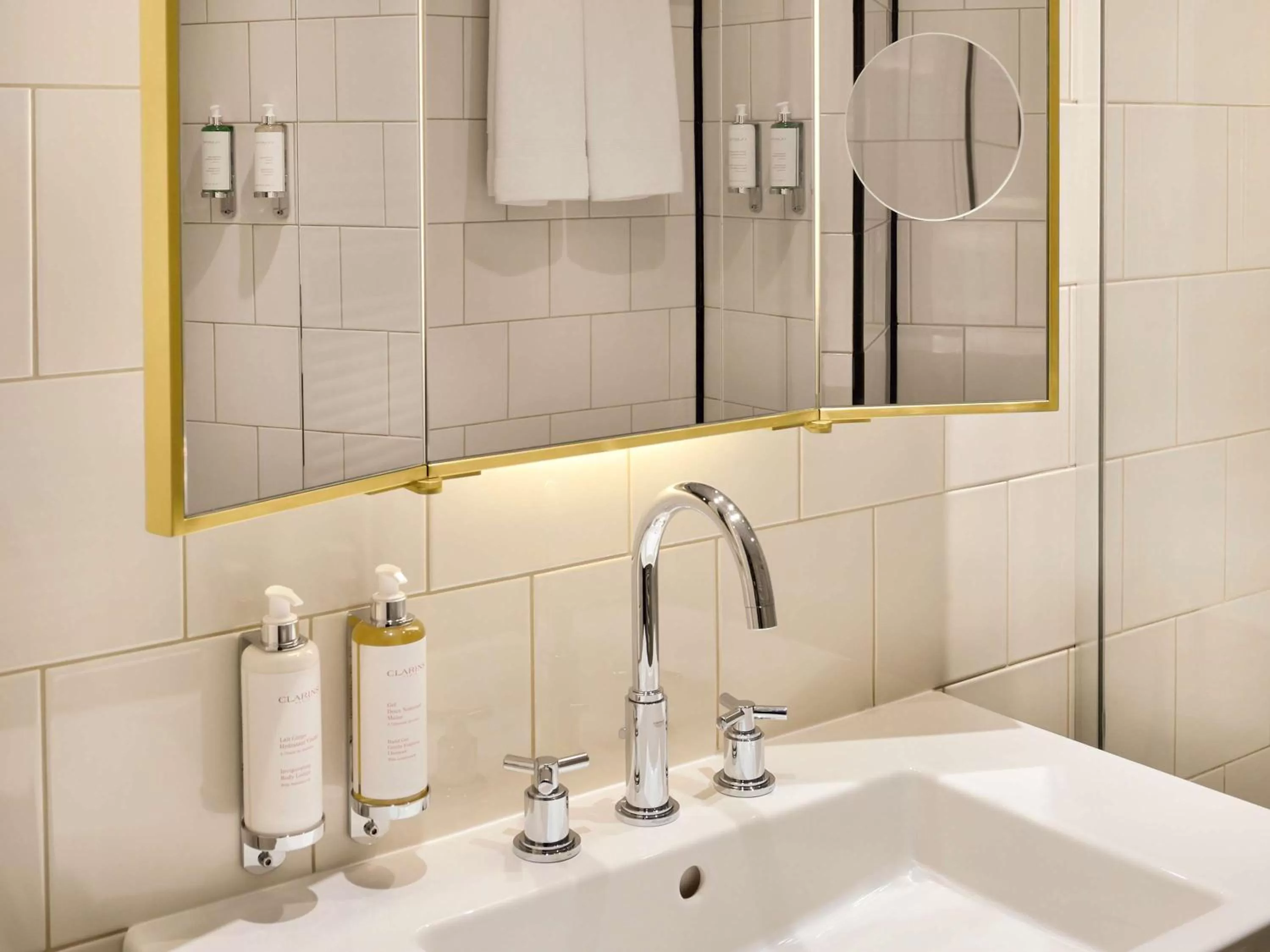 Photo of the whole room in l'Echiquier Opéra Hotel Paris - MGallery Collection