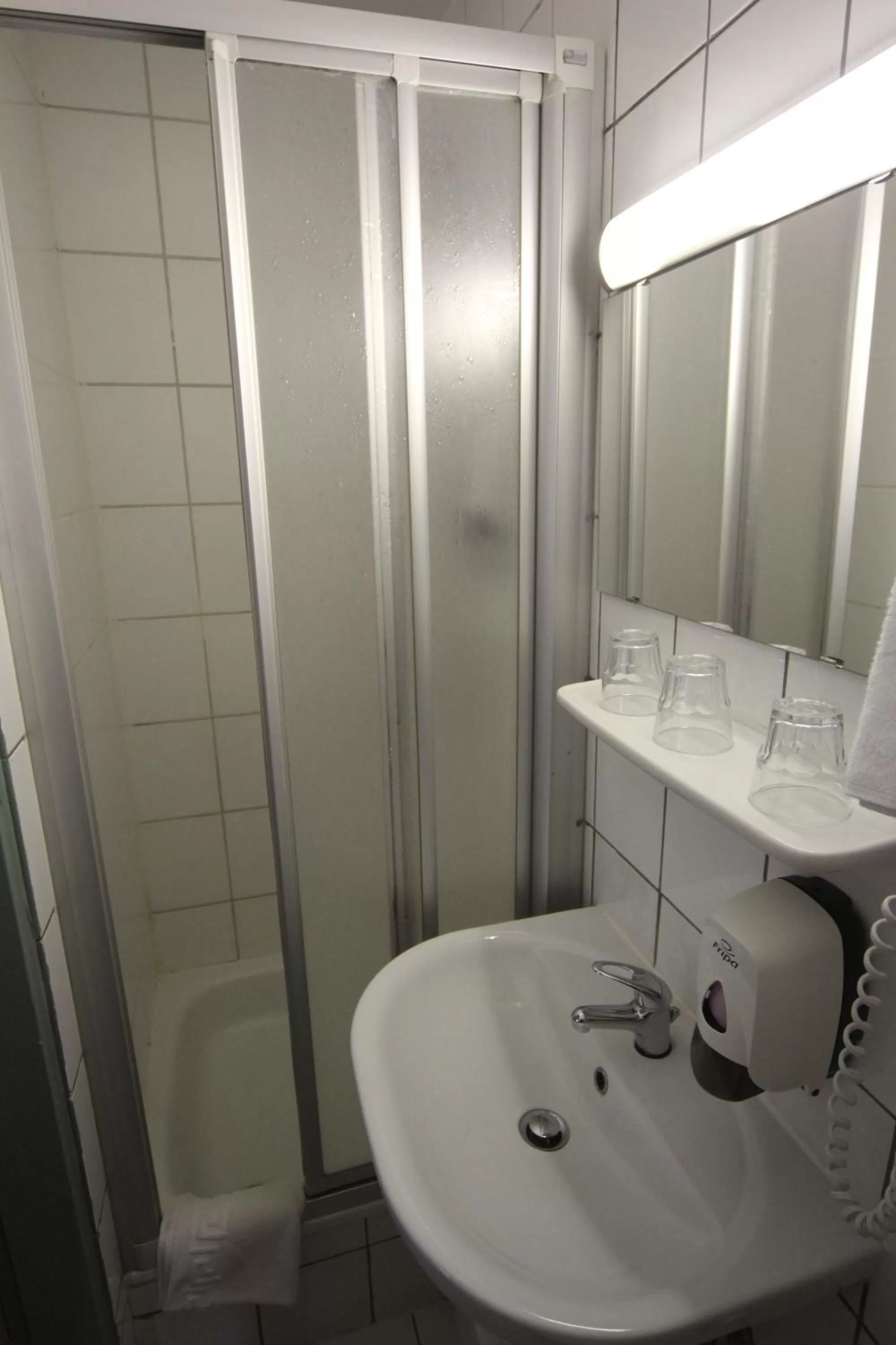 Shower in Carlton Hotel