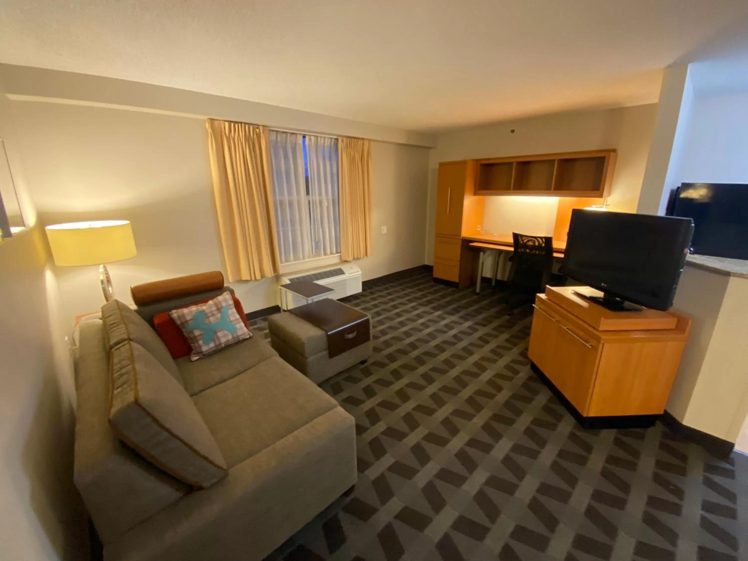 Living room in MainStay Suites Middleburg Heights Cleveland Airport