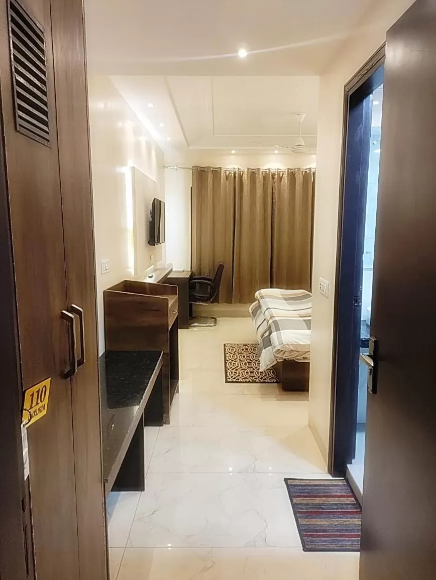 Living room, Bed in Hotel Luxuria