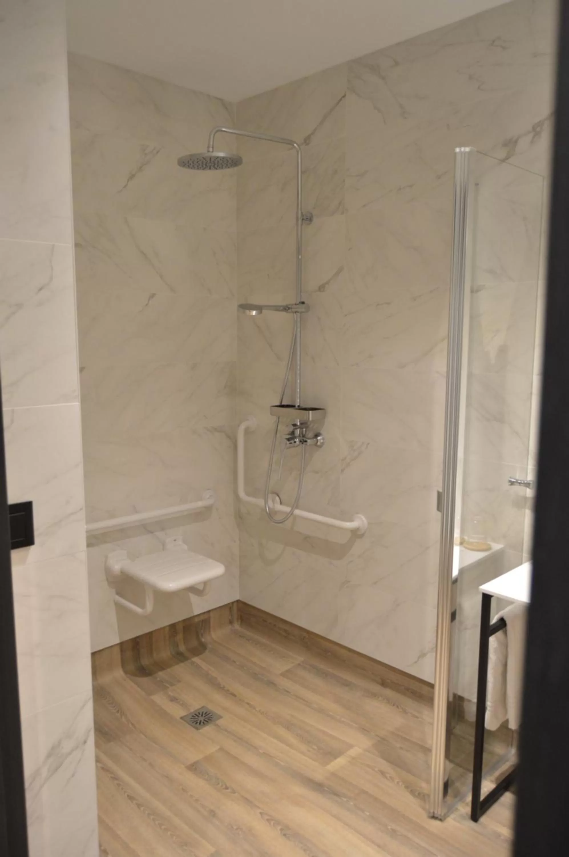 Shower, Bathroom in M&UGA Hotela