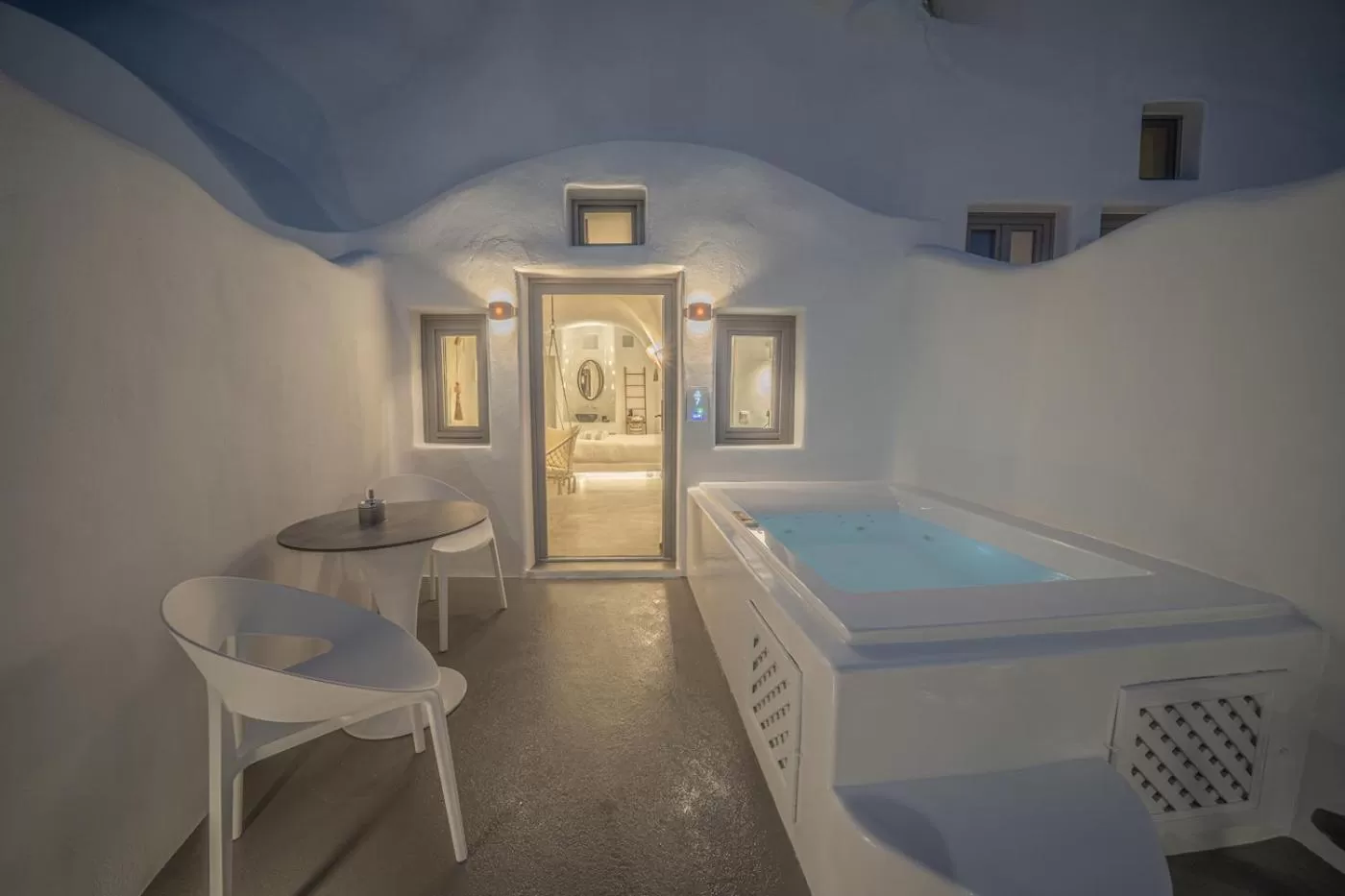Hot Tub, Bed in Eternity Suites Santorini