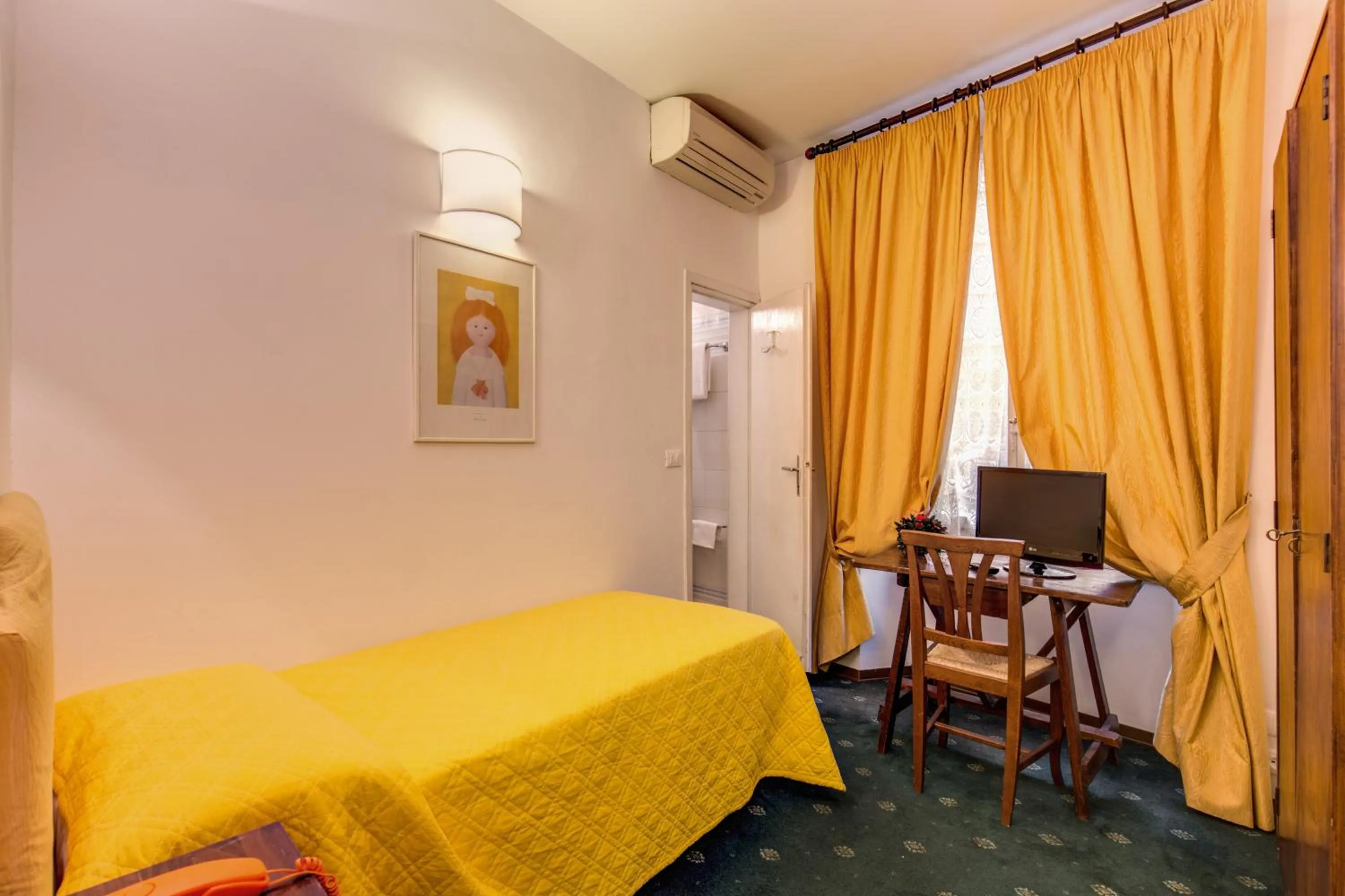 Photo of the whole room, Bed in Hotel Rex