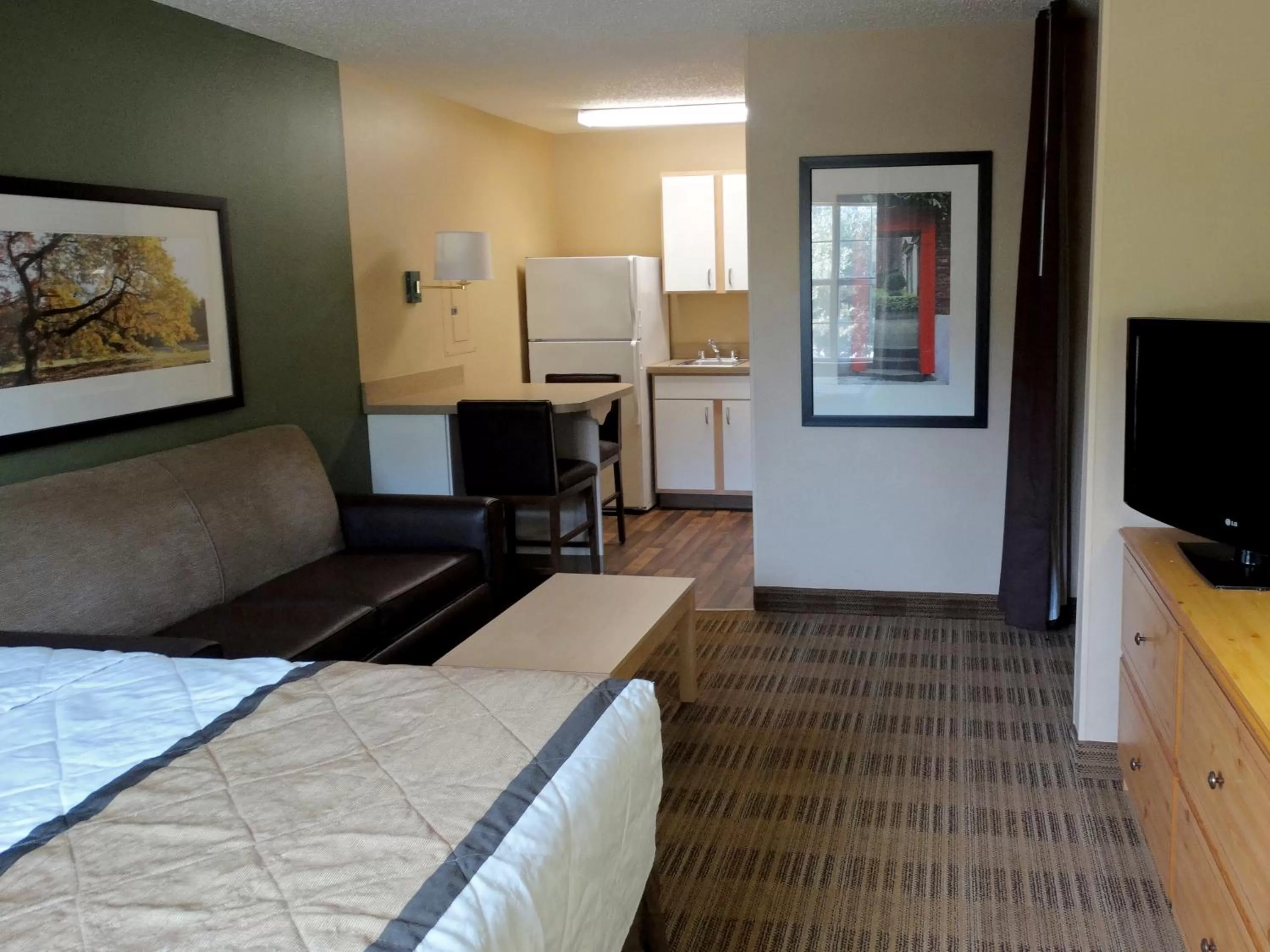 Bed in Extended Stay America Suites - Kansas City - Shawnee Mission
