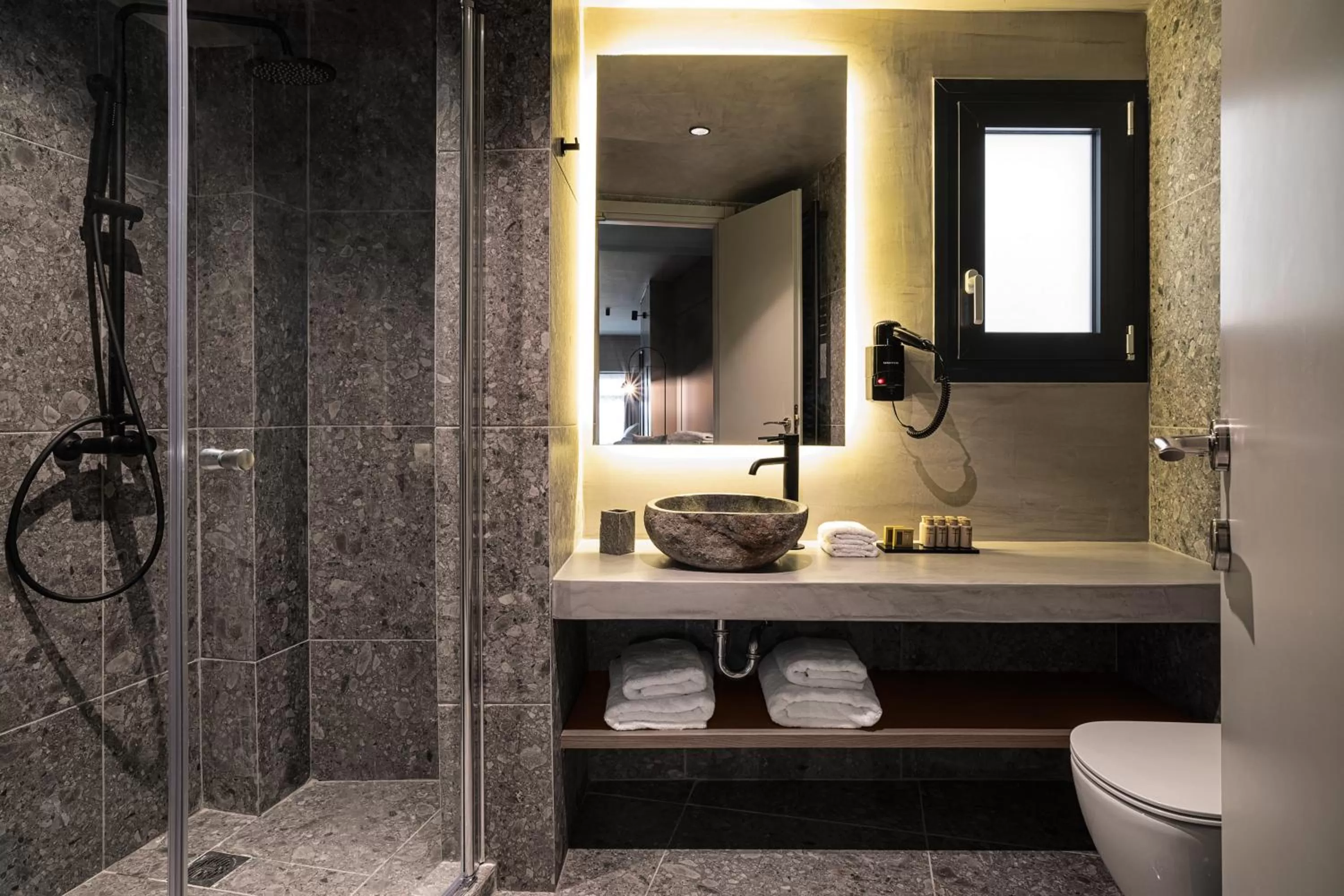 Bathroom in Bob W Athens Akadimia