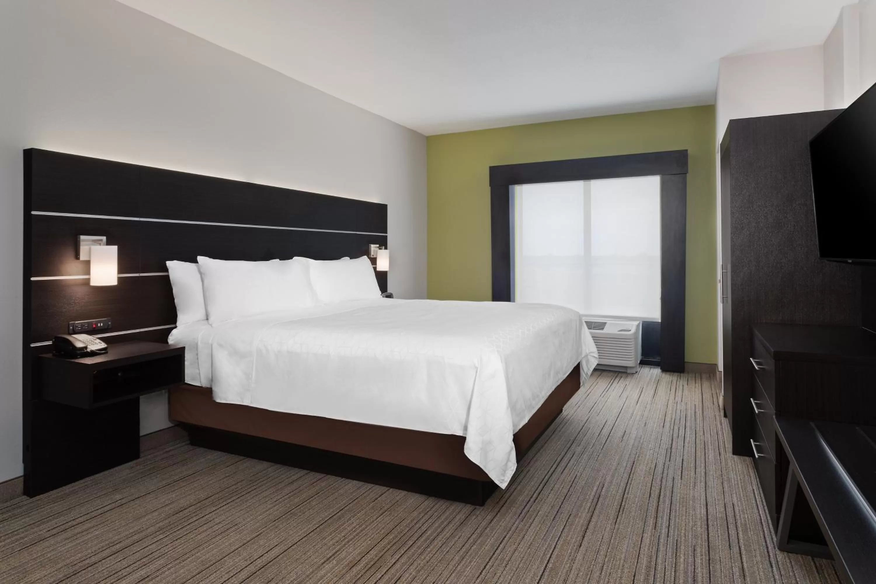 Photo of the whole room, Bed in Holiday Inn Express & Suites Lake Placid by IHG
