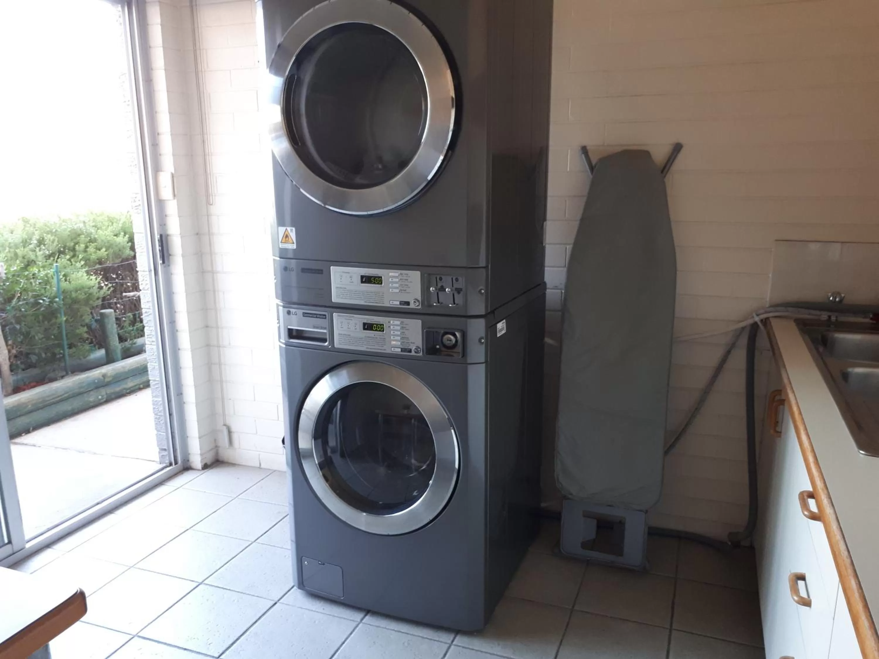 Restaurant/places to eat in Crest Motor Inn