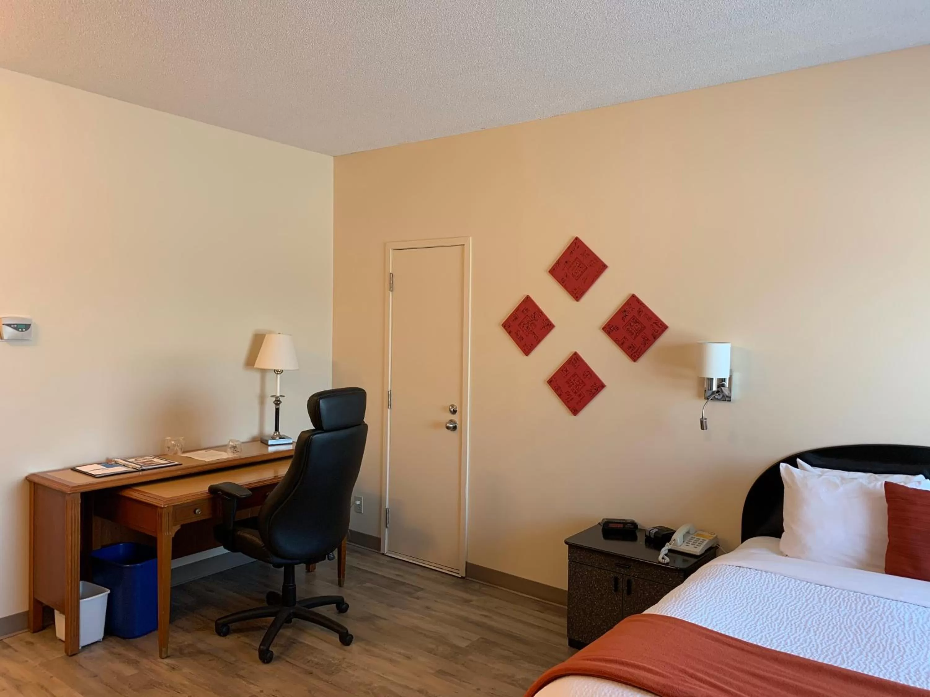 Bedroom, Bed in Days Inn by Wyndham Berthierville